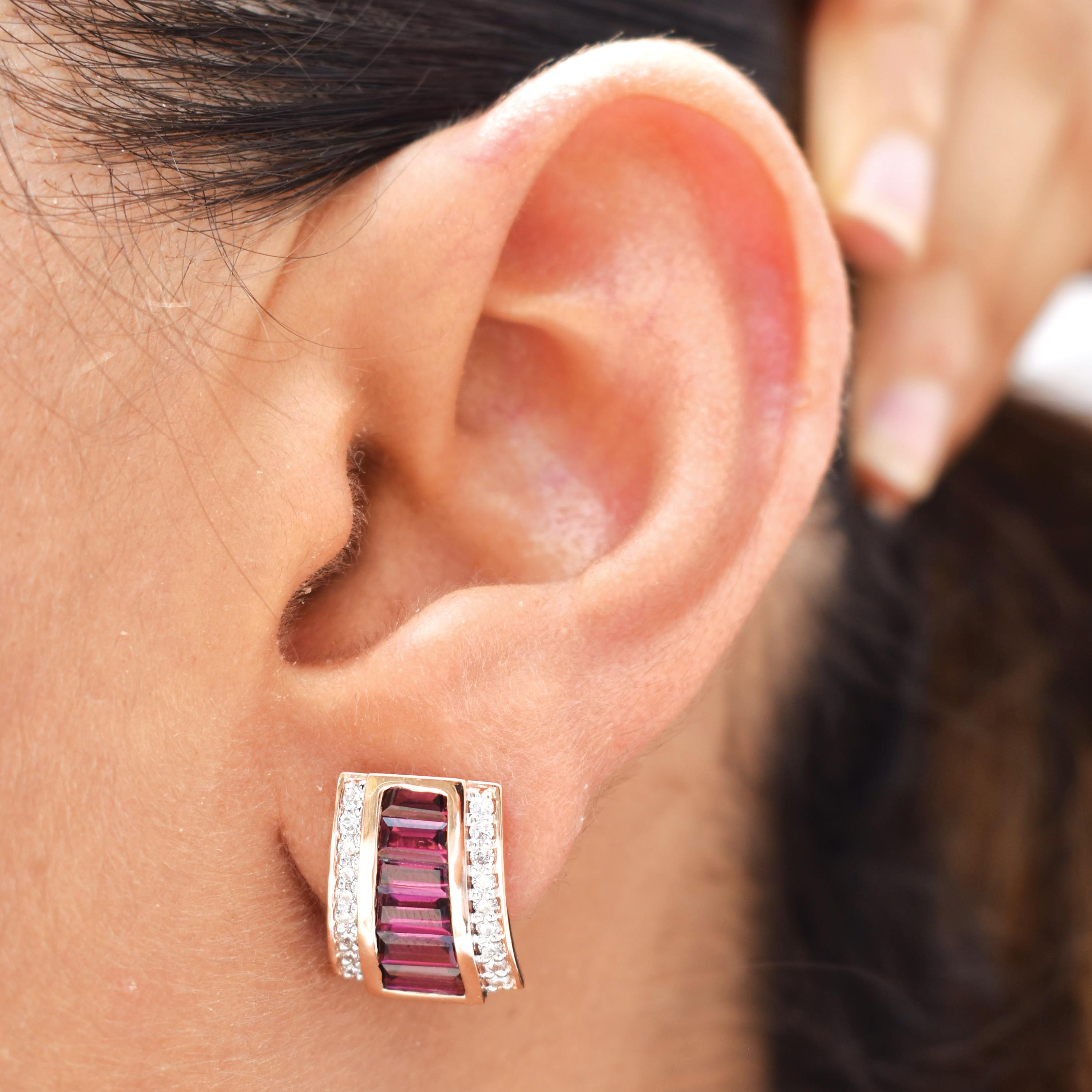 Audaci ma raffinati, i nostri orecchini con diamanti a piramide in oro 14K con rodolite Art Deco fondono perfettamente il fascino vintage con un'estetica moderna. Ispirati alle linee pulite, alla simmetria e alla geometria audace dell'epoca Art