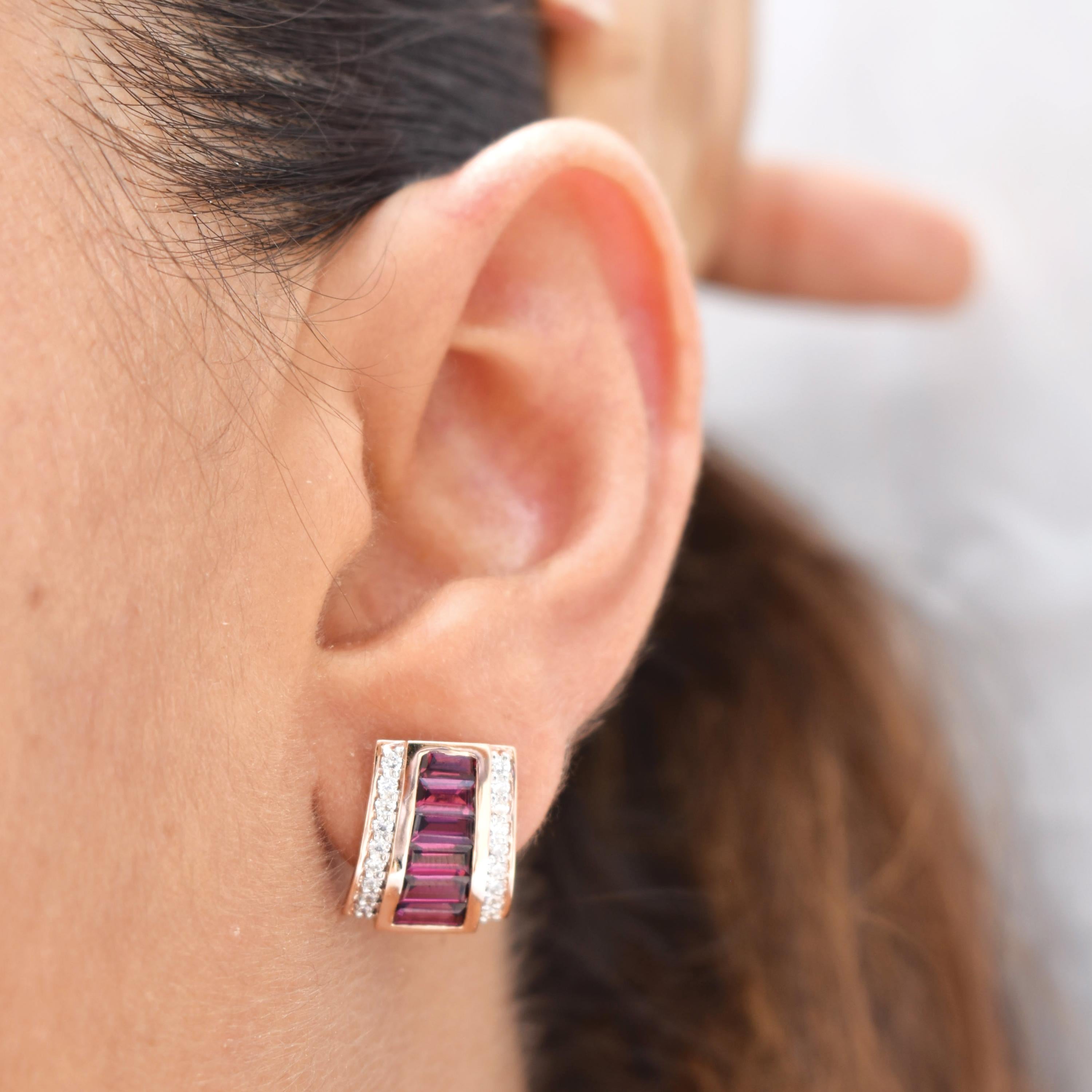 Donna Orecchini con diamante a piramide in oro rosa 14 carati con rodolite baguette Art Deco in vendita