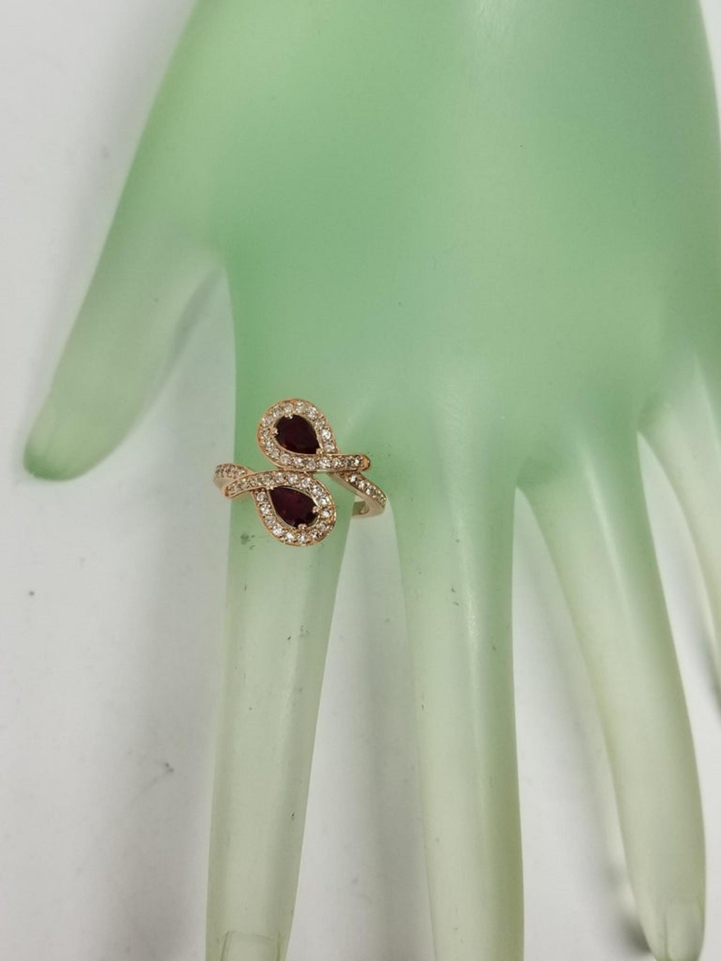 Anello in oro rosa 14 carati con rubino e diamante 2 a forma di pera In condizioni Nuovo in vendita a Los Angeles, CA