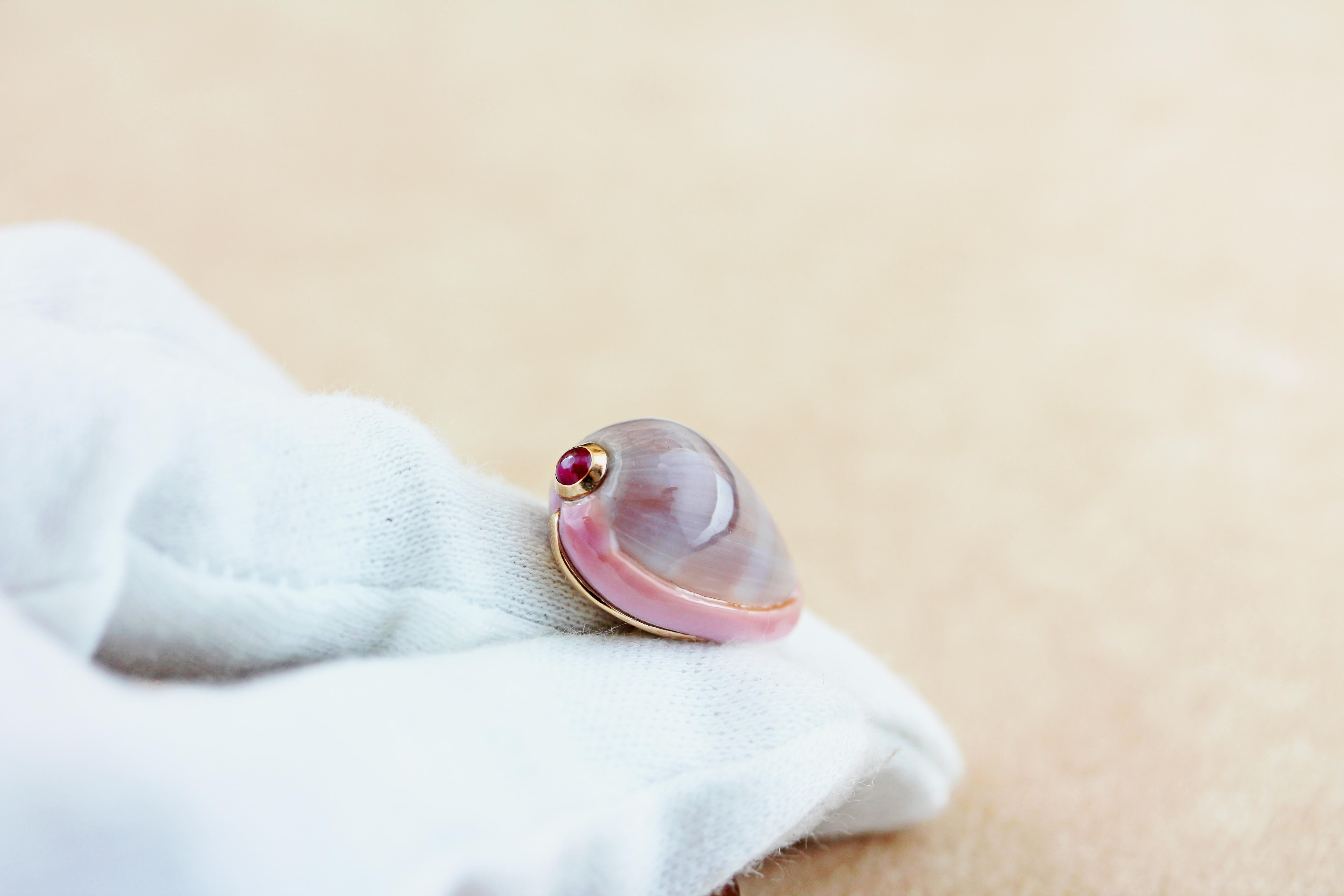 The natural rose pattern of this shell is the protagonist of the front face of this elegant pair of cufflinks, each shell is adorned with a cabochon ruby, a carnelian bar is used for the toggle.
Mounting in 14 karat rose gold.
Measurements: 2.3 x