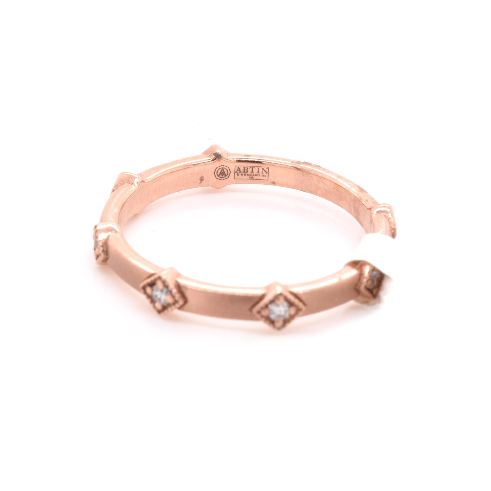Concepteur : Custom
Matériau : or rose 14K
Diamants : 7 diamants ronds = 0,10cttw
Couleur : G
Clarté : SI1
Taille : 7
Dimensions : l'anneau mesure 3,08 mm de large
Poids : 2,13 grammes
