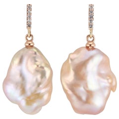 Boucles d'oreilles en or rose 14 carats avec barre verticale en perles baroques et diamants