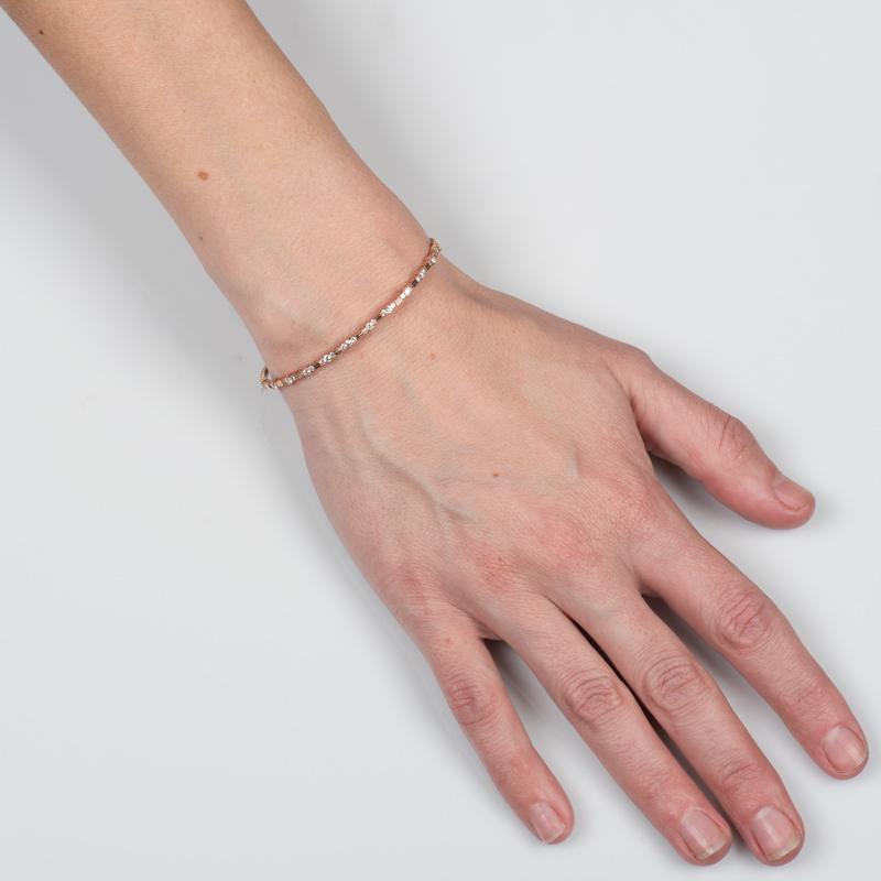 Ce bracelet unique est fabriqué en or rose 14 carats et souple et présente un poids total de 0,76 carat en diamants ronds de taille brillant sertis en trois ensembles uniformément espacés. Il s'adapte à un poignet de 15,87 cm maximum. Fermeture à