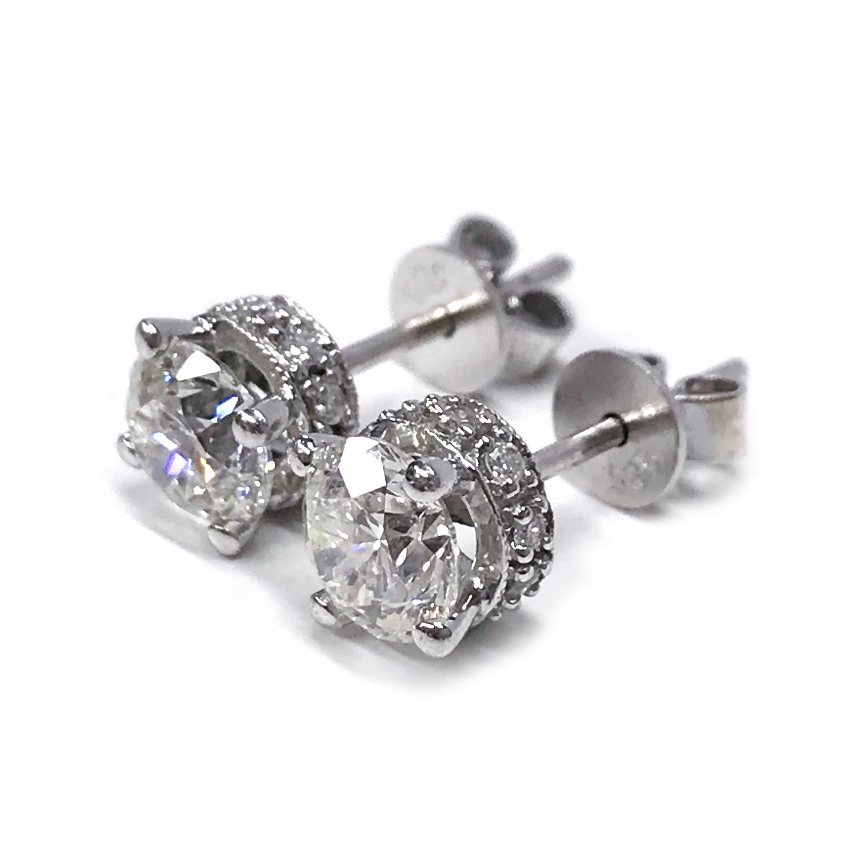Eleganti orecchini con diamanti a taglio brillante da 14 carati. Le borchie sono incastonate su un anello di diamanti melee. Le borchie con diamante misurano 5,3 mm ciascuna per un peso approssimativo di 1,06ctw. I diamanti hanno una purezza SI2