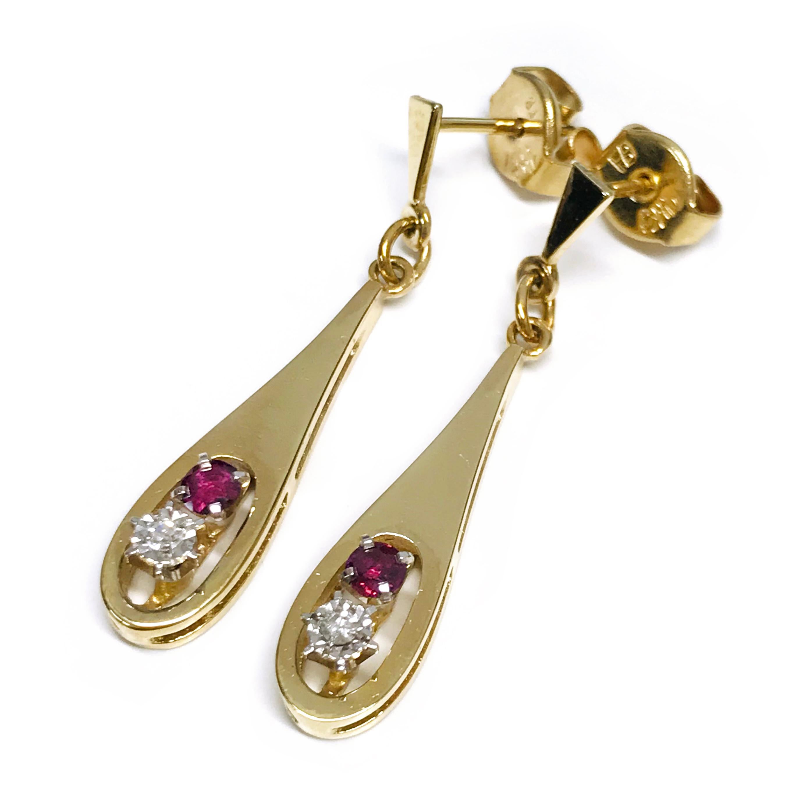 Orecchini pendenti con diamante e rubino 14 carati. Questi orecchini a goccia presentano ciascuno un singolo diamante illusorio incastonato e un diamante incastonato. Ogni rubino misura 2,75 mm per un peso totale di 0,18 carati. Ogni diamante misura