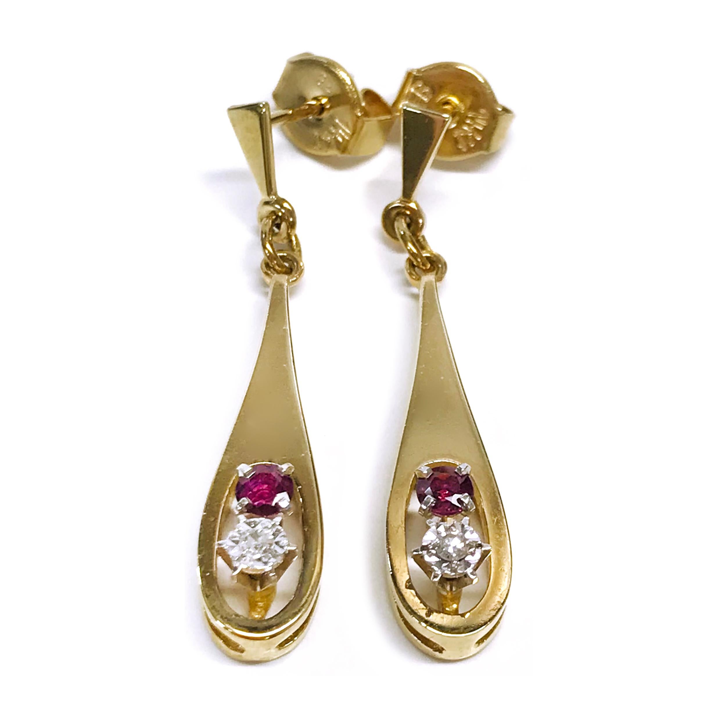 Taglio rotondo 14 Karat Ruby Diamond Elongated Teardrop Dangle Earrings in vendita