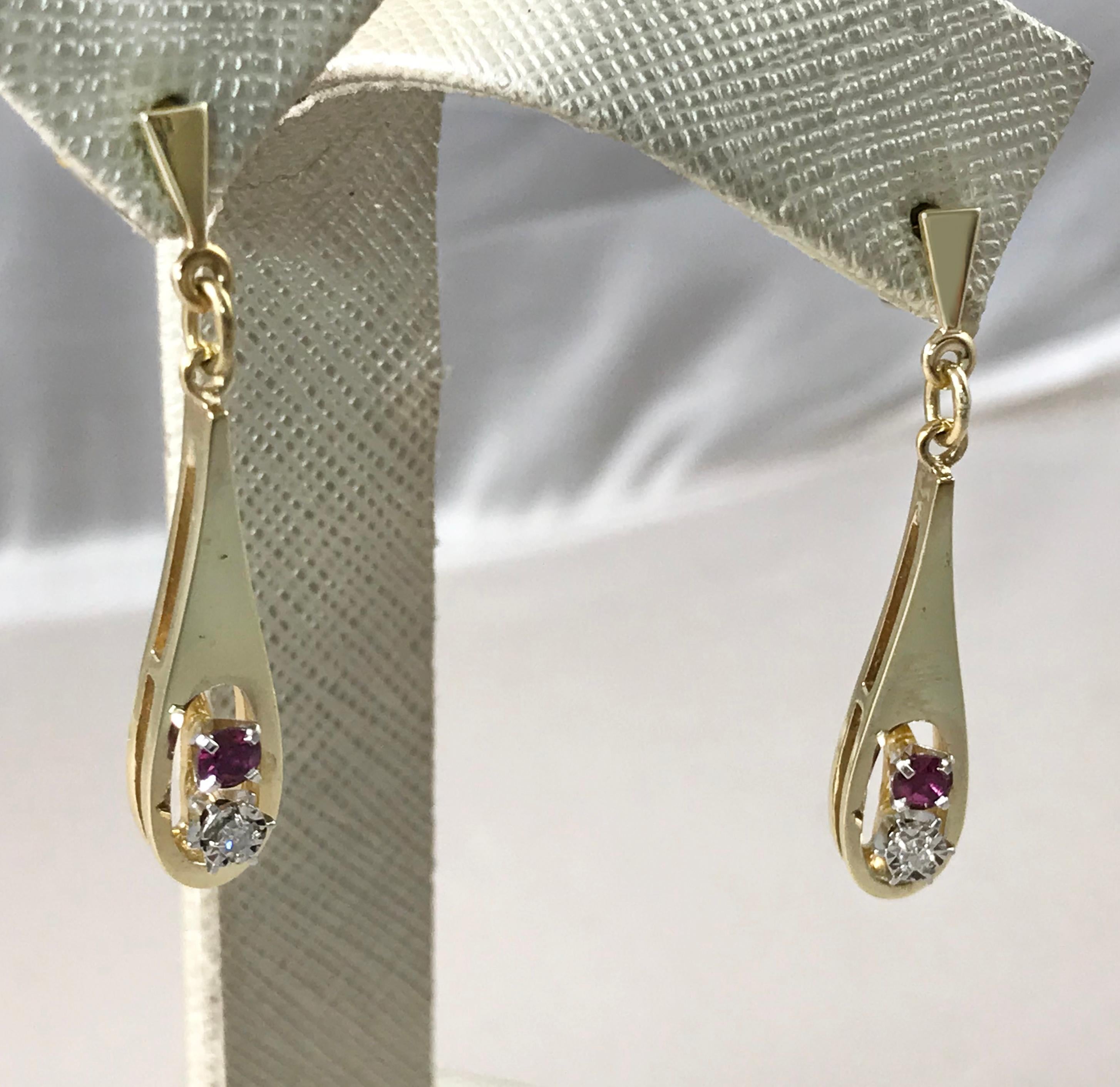 14 Karat Ruby Diamond Elongated Teardrop Dangle Earrings in vendita 1