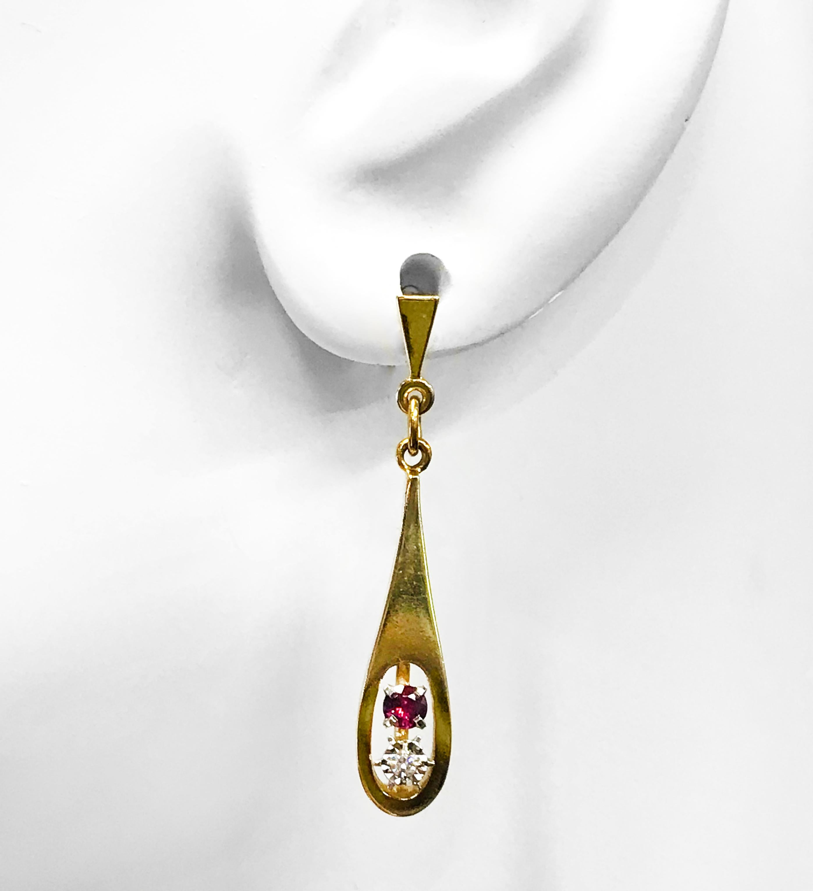 14 Karat Ruby Diamond Elongated Teardrop Dangle Earrings in vendita 2