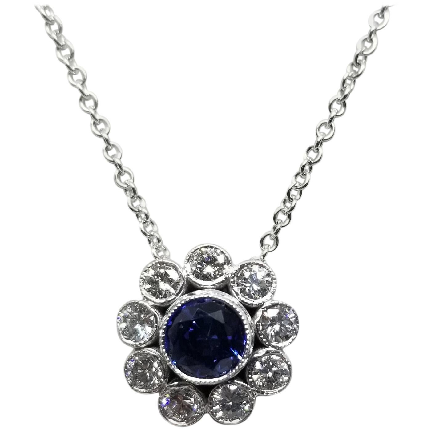 Pendentif en saphir 14 carats et halo de diamants en vente