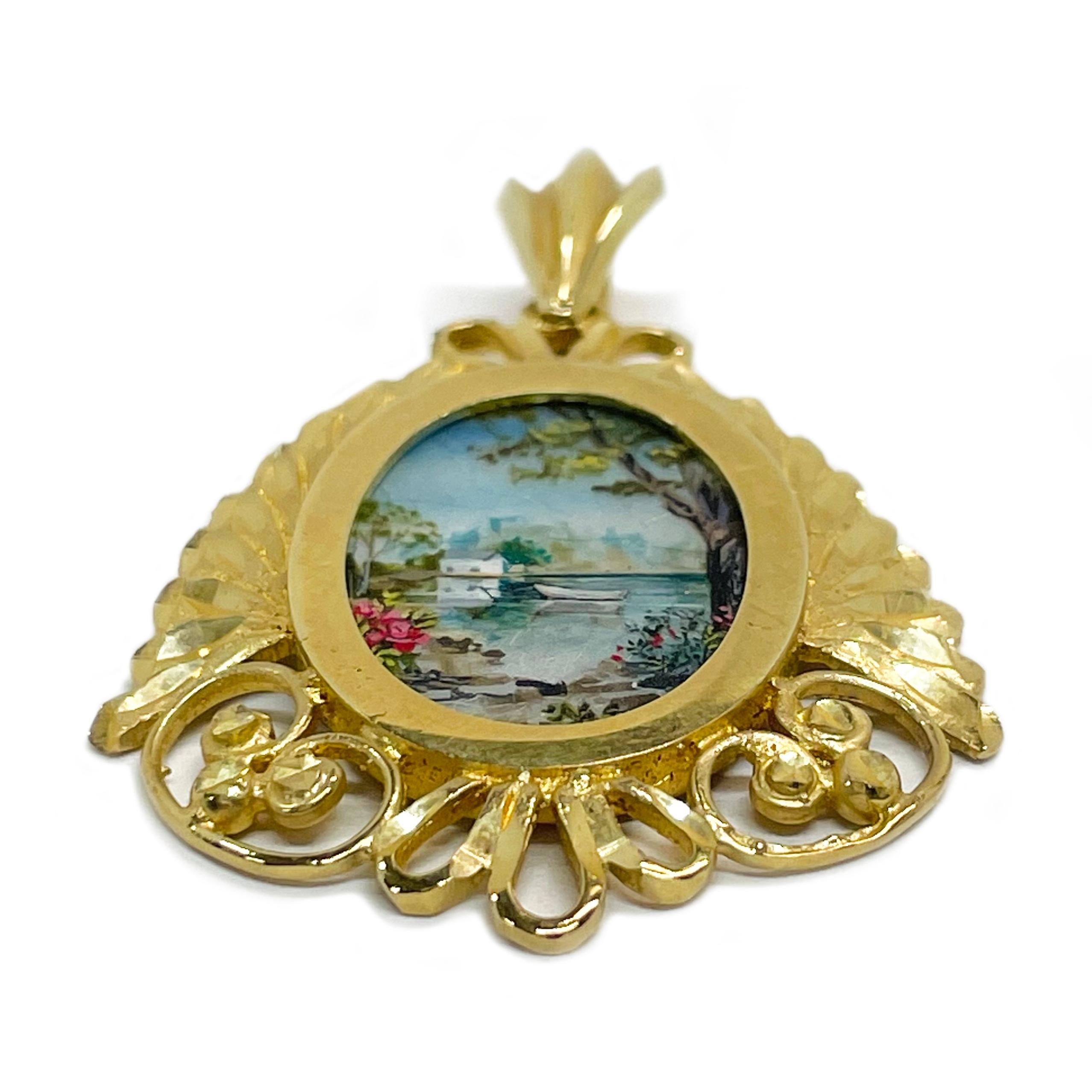 Ciondolo in oro giallo 14 carati dipinto a mano con vista sul mare e madreperla. Un'incantevole vista sul mare con alberi e barche in primo piano. Il dipinto in miniatura è incastonato in una cornice ovale ornata in oro 14 carati con dettagli
