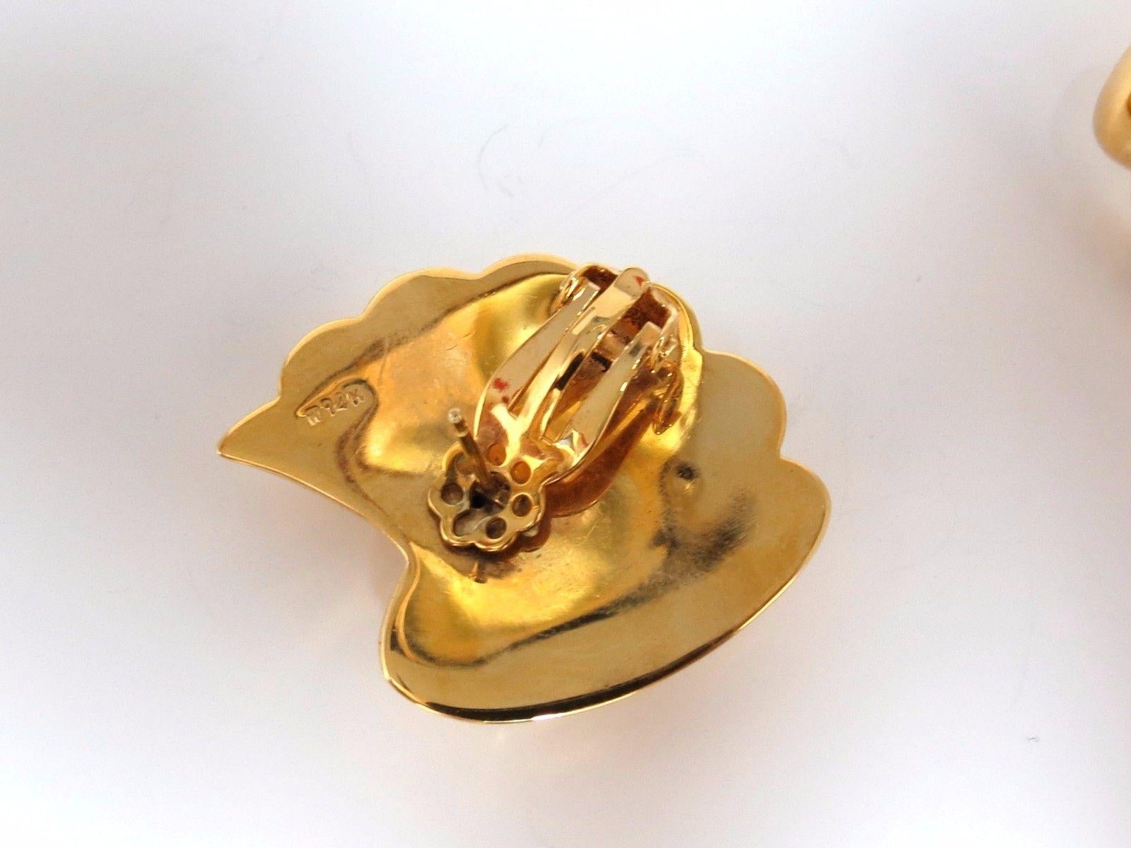 Hochglanz & Breite, 3d Muschelform Clip-Ohrringe

Abmessungen der Ohrringe:

1.27 X 1,04 Zoll

7.8 Gramm / 14kt. Gelbgold

Ohrringe sind wunderschön gemacht