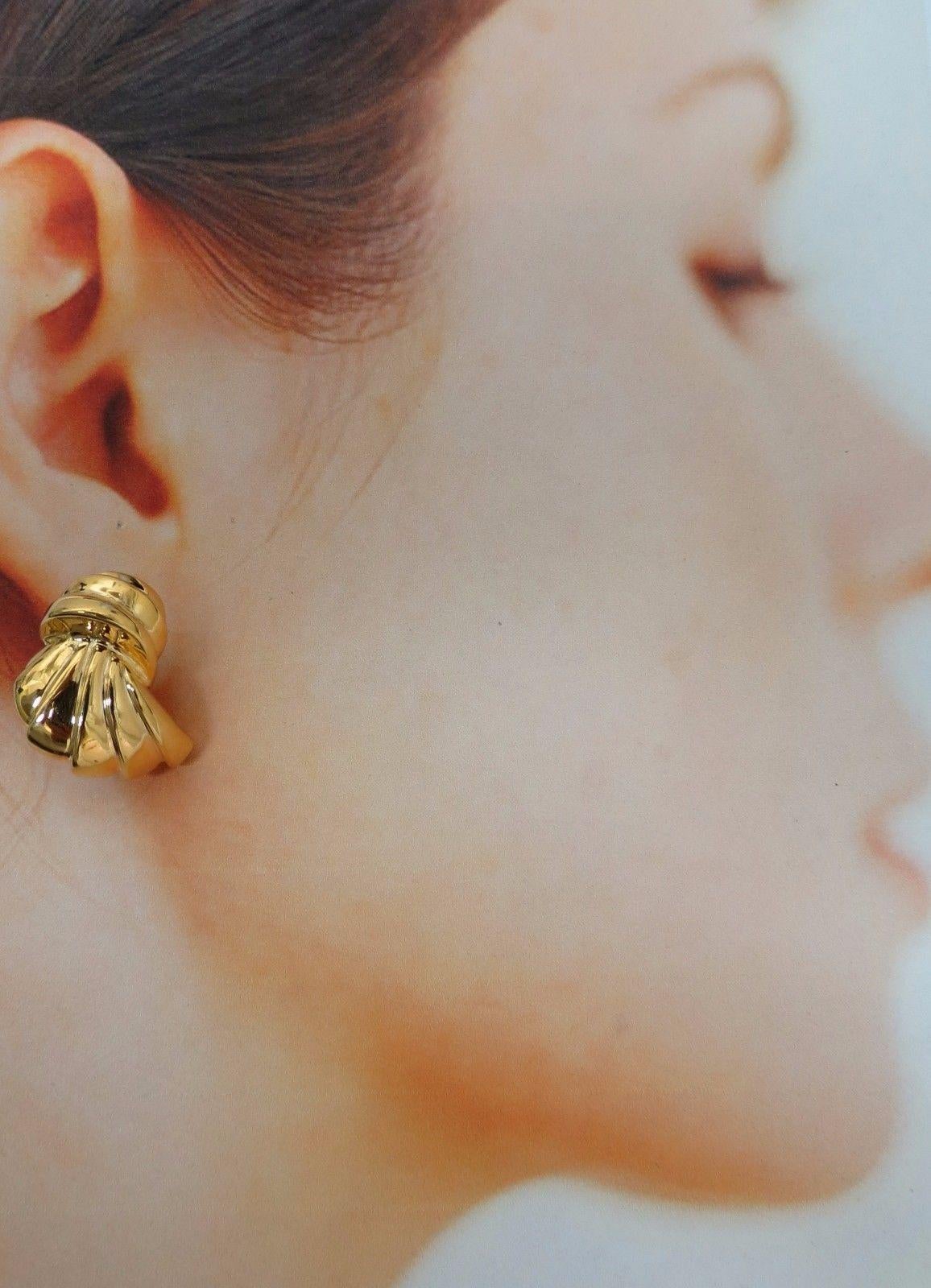 High shine & Wide, 3d shell form clip earrings

Measurements of Earrings:

.92 X .91 inch

19.3 grams / 14kt. yellow gold

Earrings are gorgeous made