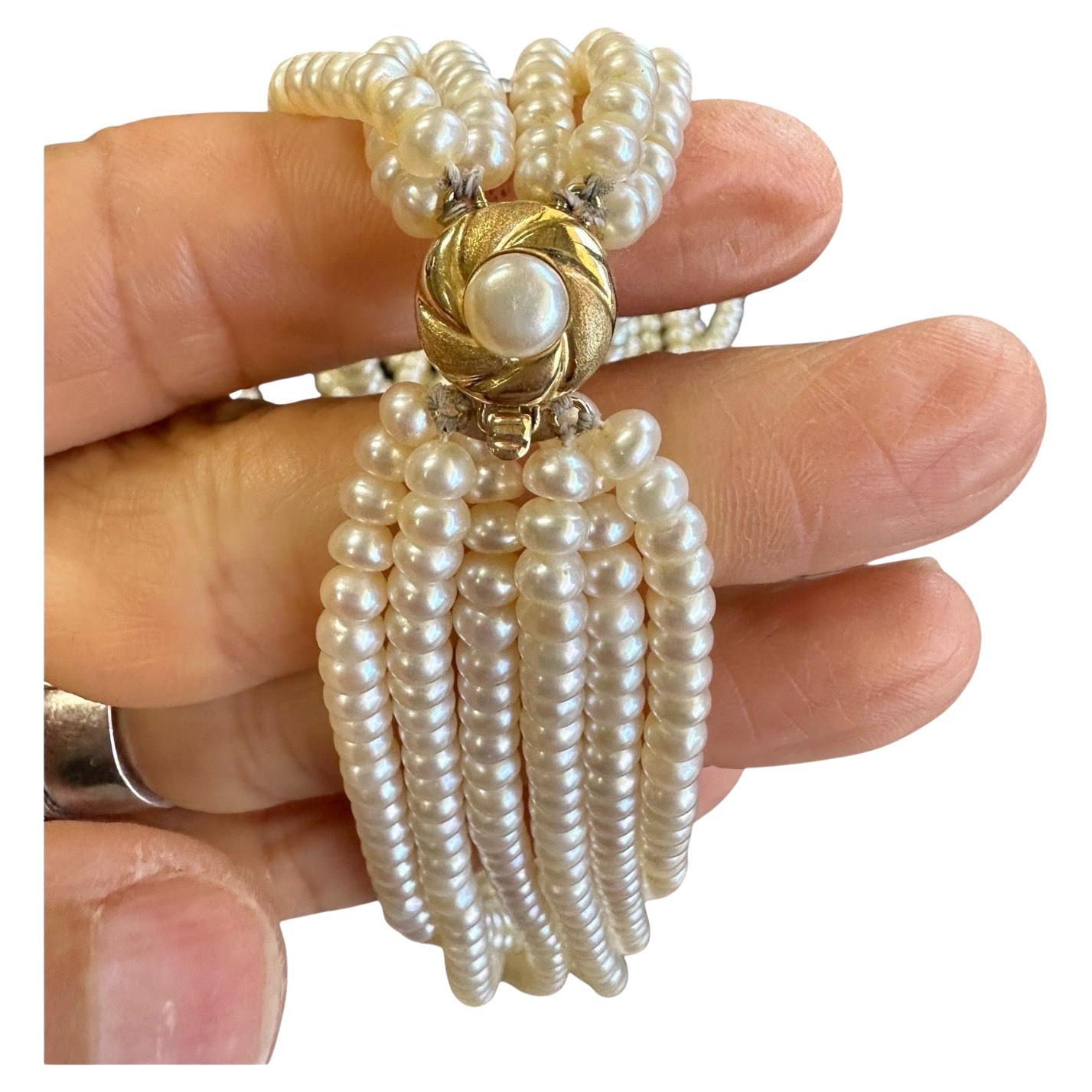Réalisé en or 14 carats, ce collier présente six rangs de perles d'eau douce lustrées, chacune mesurant 4,38 mm de diamètre. Élevez votre style avec l'élégance et l'éclat intemporels de ce collier de perles de 20 pouces. Parfait pour toutes les