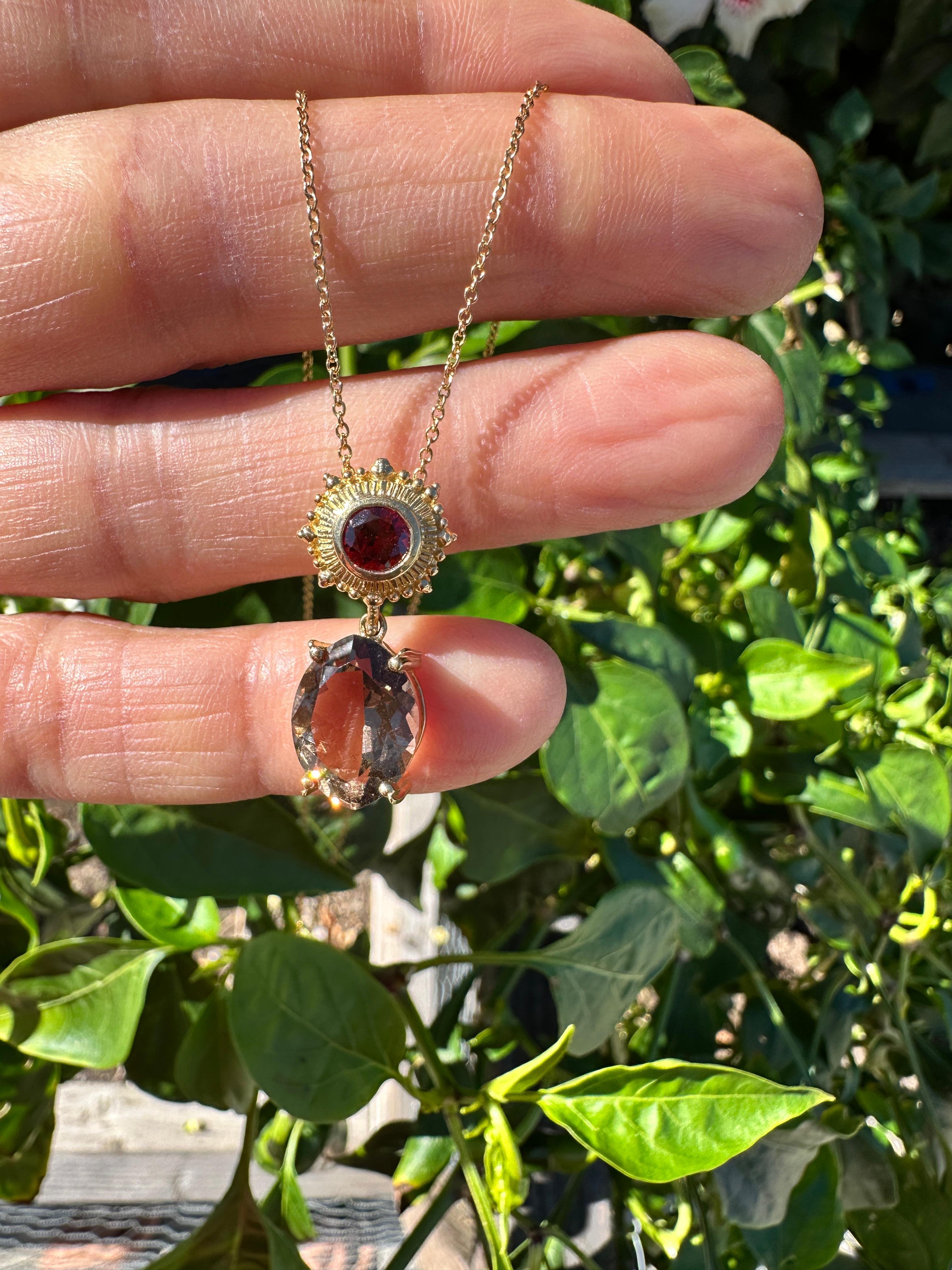 Collana con ciondolo in stile etrusco con topazio fumé e granato, goccia In condizioni Nuovo in vendita a Laguna Hills, CA