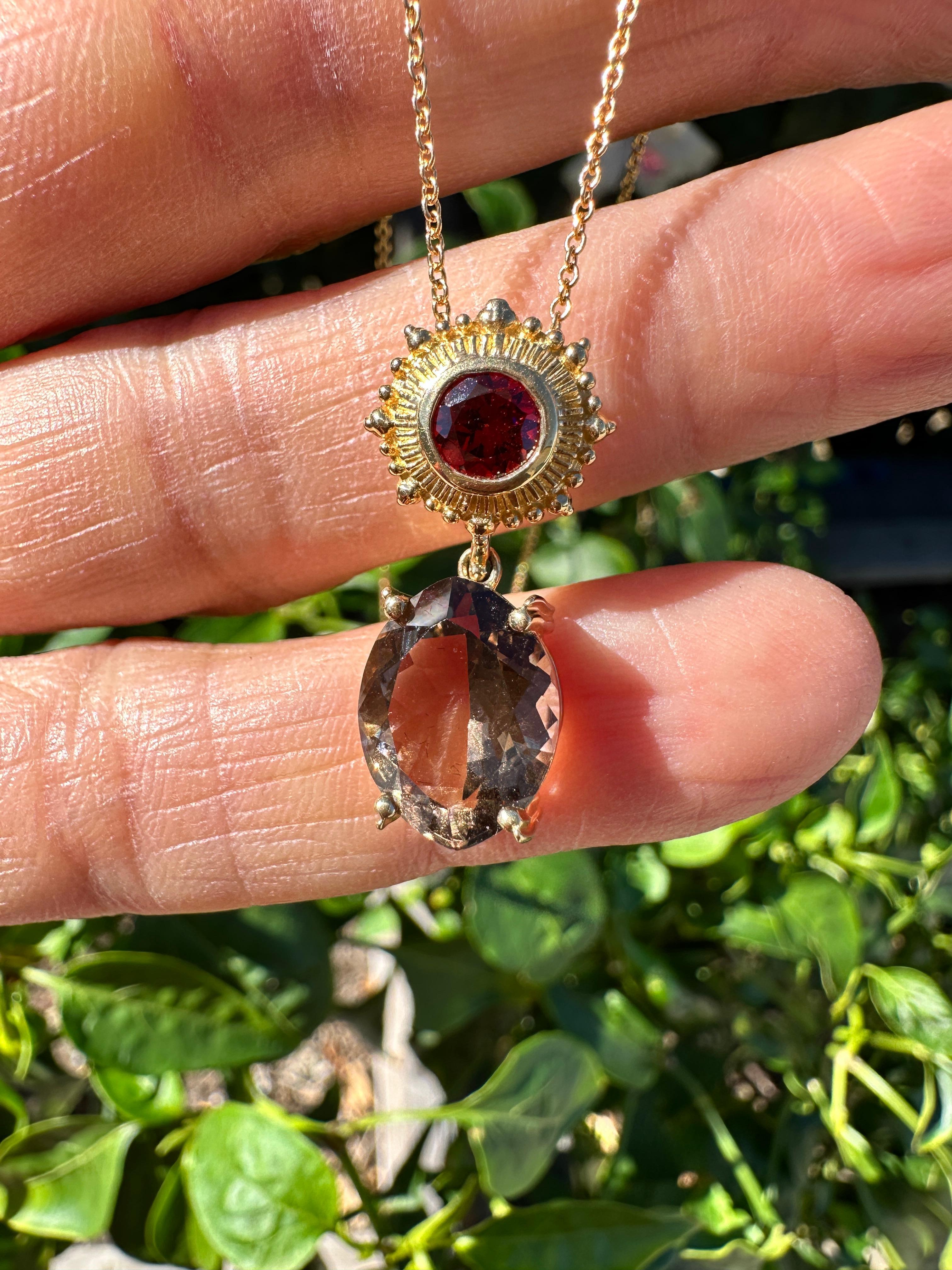 Collana con ciondolo in stile etrusco con topazio fumé e granato, goccia in vendita 2