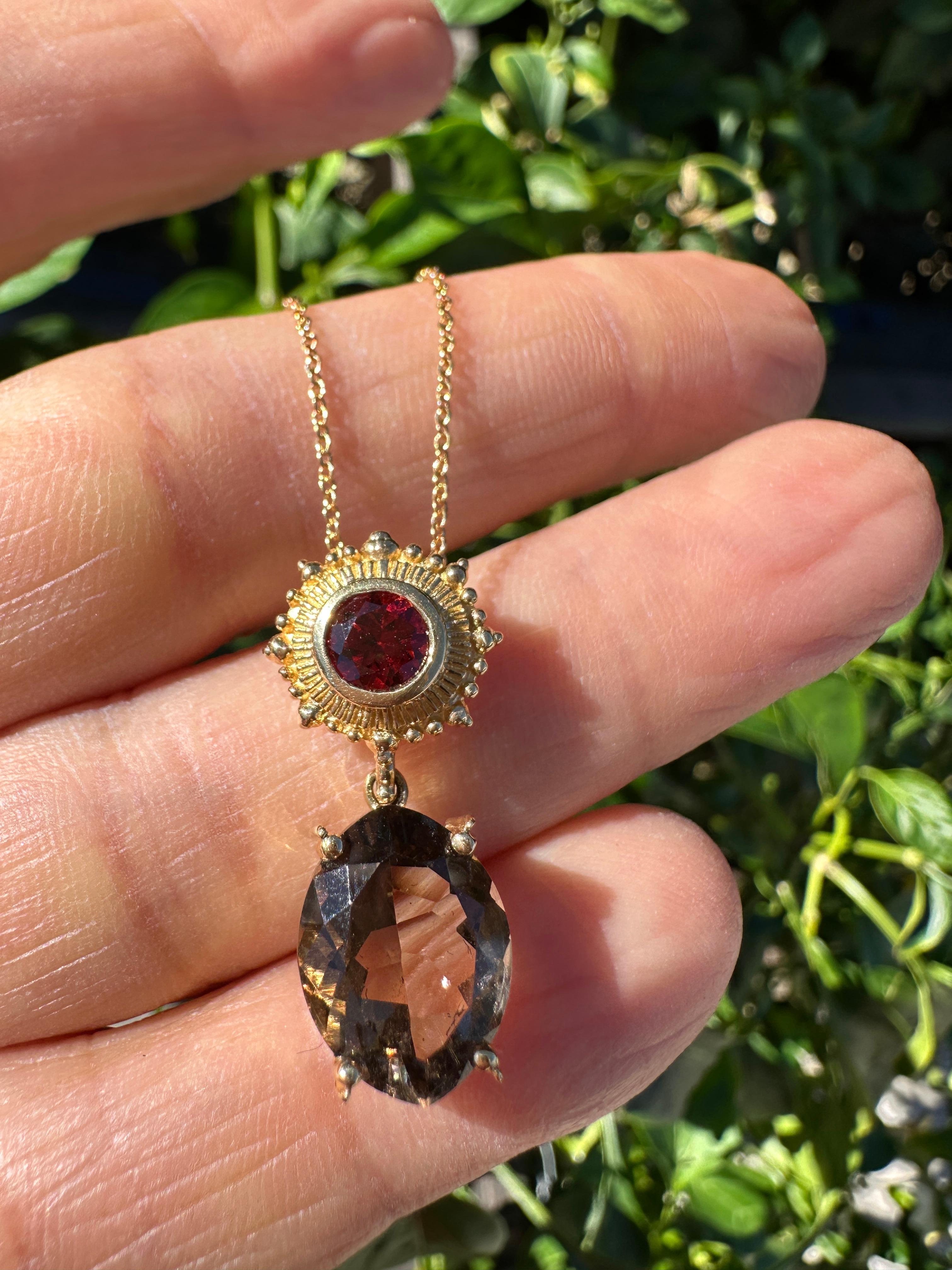 Collana con ciondolo in stile etrusco con topazio fumé e granato, goccia in vendita 3