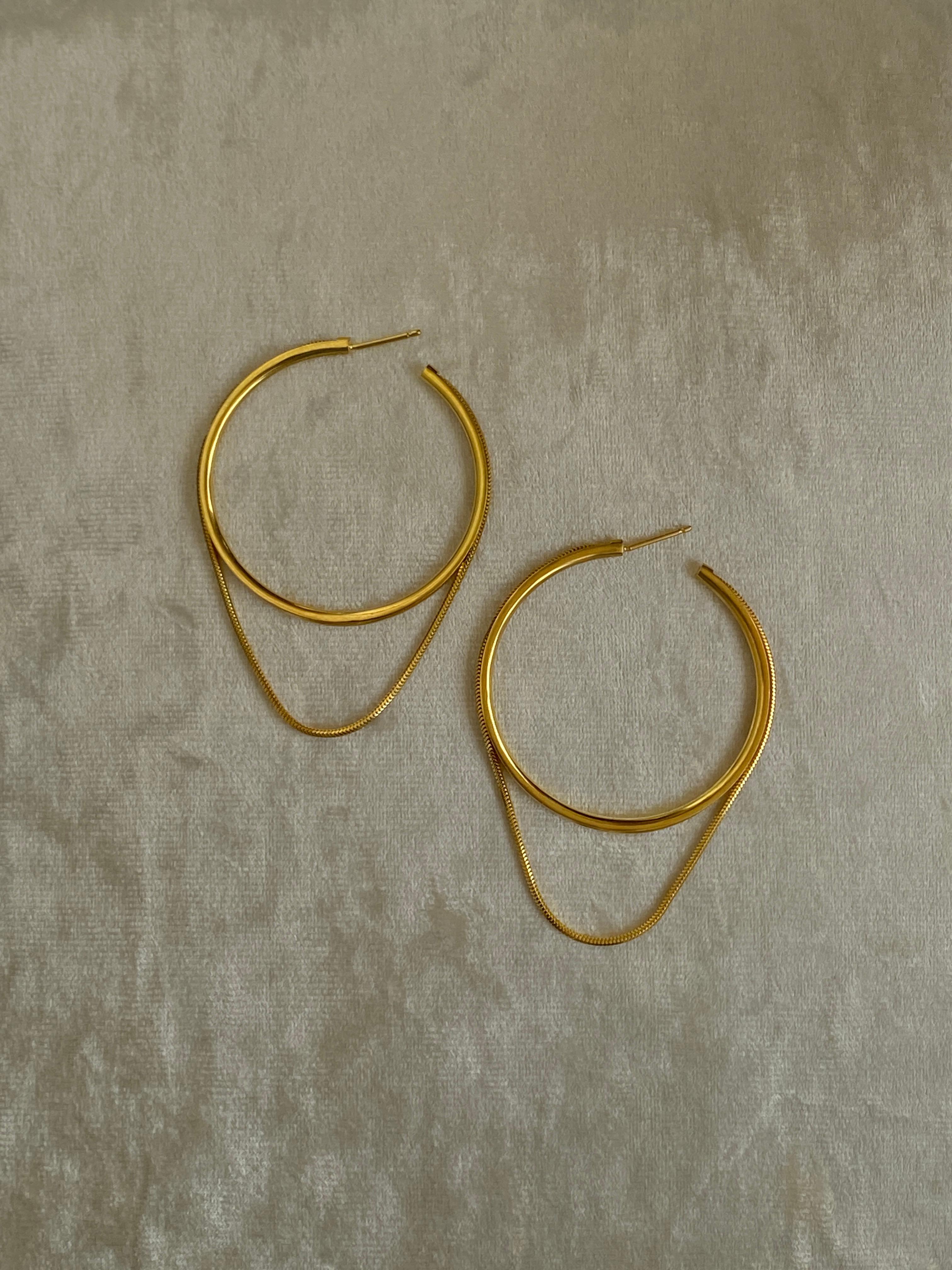 Twinkler Hoops Large  

EXCLUSIVELY SOLD ON 1STDIBS 

If you want to make a statement these yelllow gold earrings will do the job.. The twinkler large hoops are a combination of a classic and eternal design with a touch of snake chain. This larger
