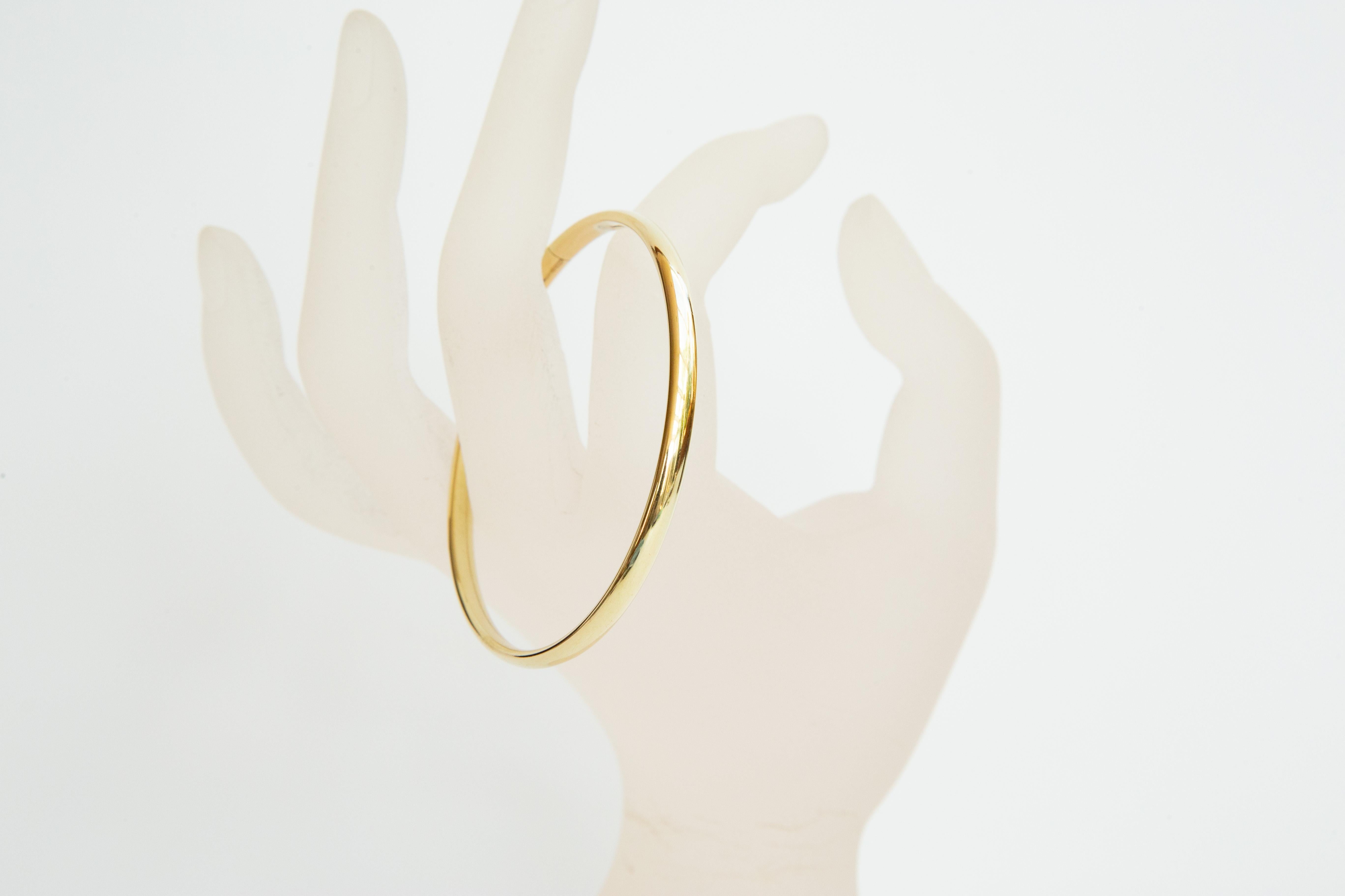 Bracelet rigide en or jaune massif 14 carats avec fermoir en boîte en vente 7