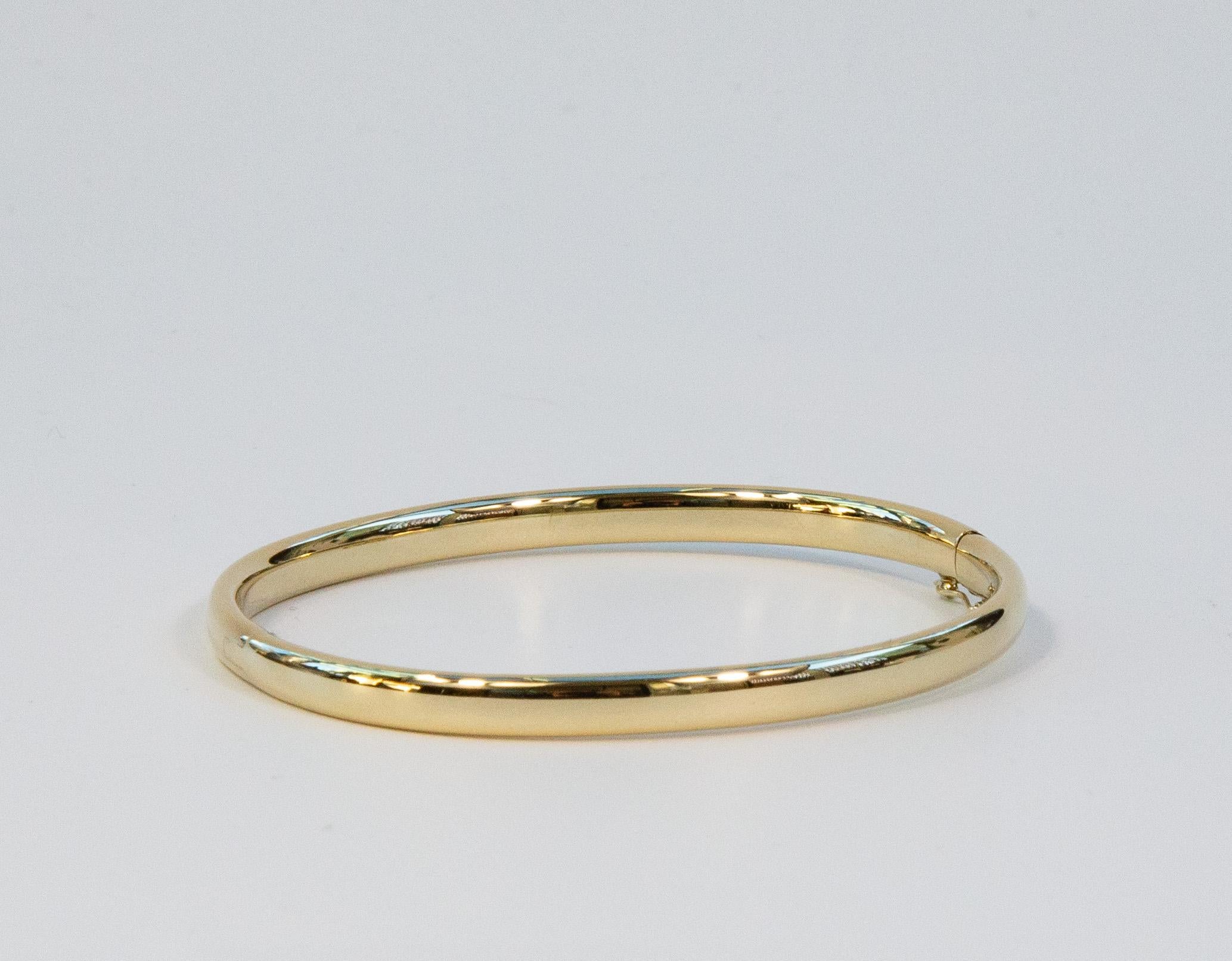 Brazalete rígido vintage de oro amarillo macizo de 14 quilates. La pulsera tiene un cierre de caja y un cierre de seguridad en forma de ocho. La pulsera está en muy buen estado vintage, sin daños como abolladuras, rozaduras u otros desperfectos.
El