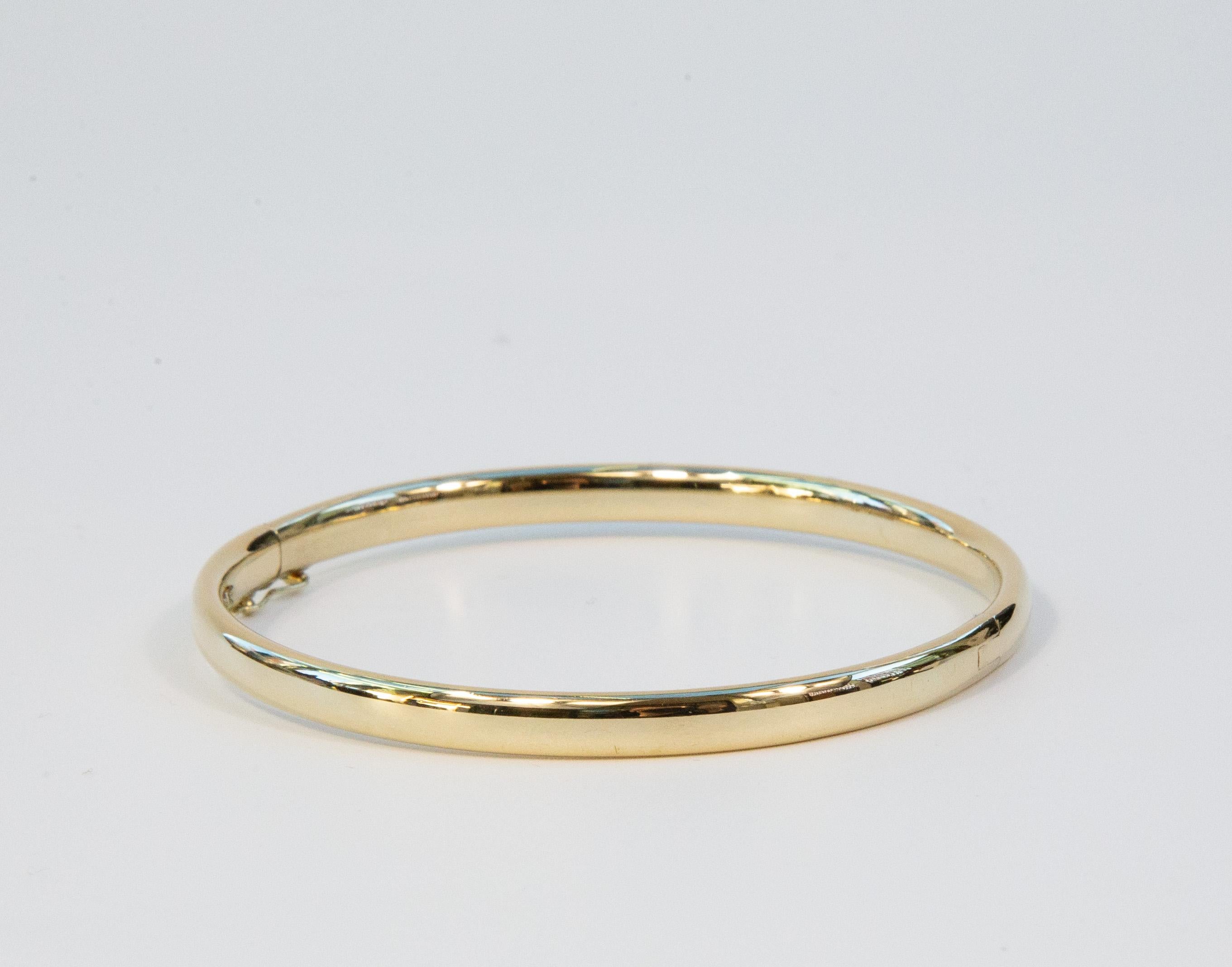 14 Karat Solid Yellow Gold Hinged Bangle Rigid Bracelet Moderno en venta