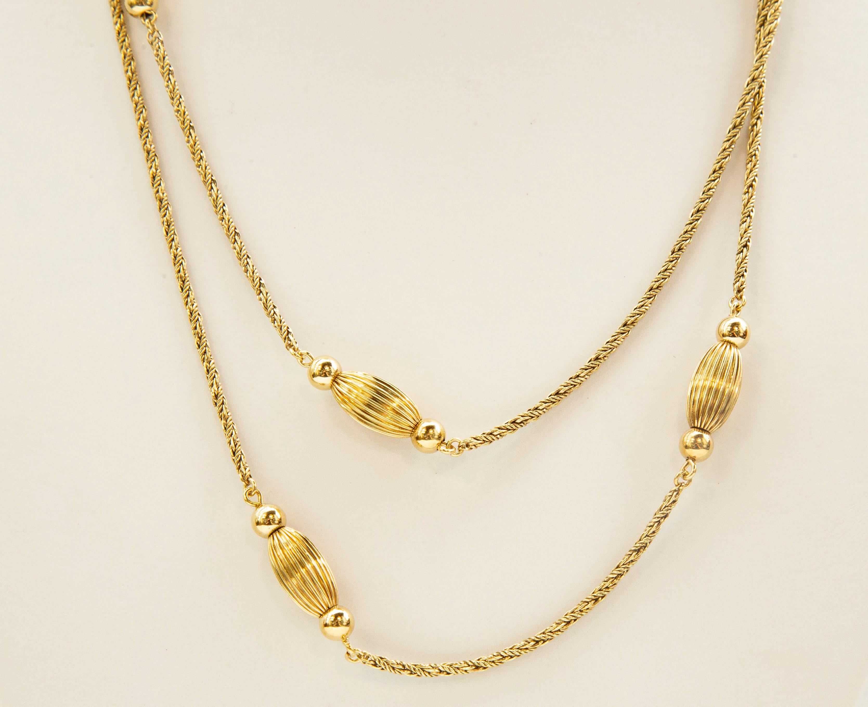 14 Karat Solid Yellow Gold Necklace with Balls and  Ribbed Spheres In Good Condition For Sale In Arnhem, NL