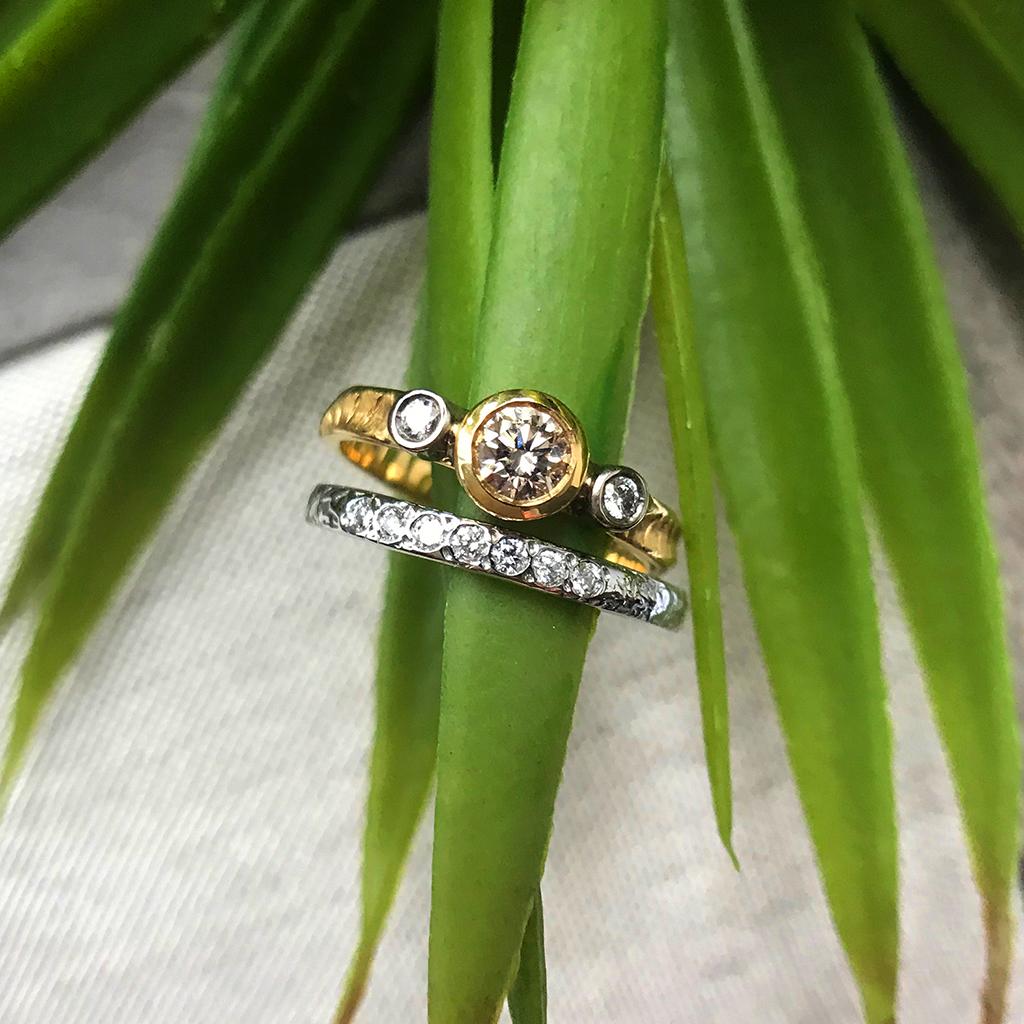 En vente :  Bague en or texturé 14 carats à trois pierres en diamants bruns et blancs, petit modèle 4