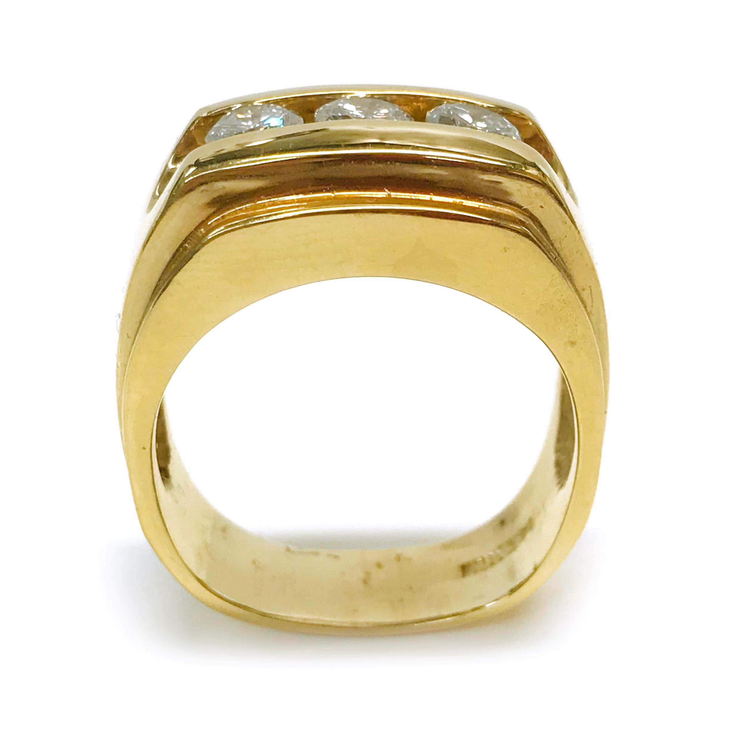 14 Karat breiter Drei-Diamant-Ring (Rundschliff) im Angebot