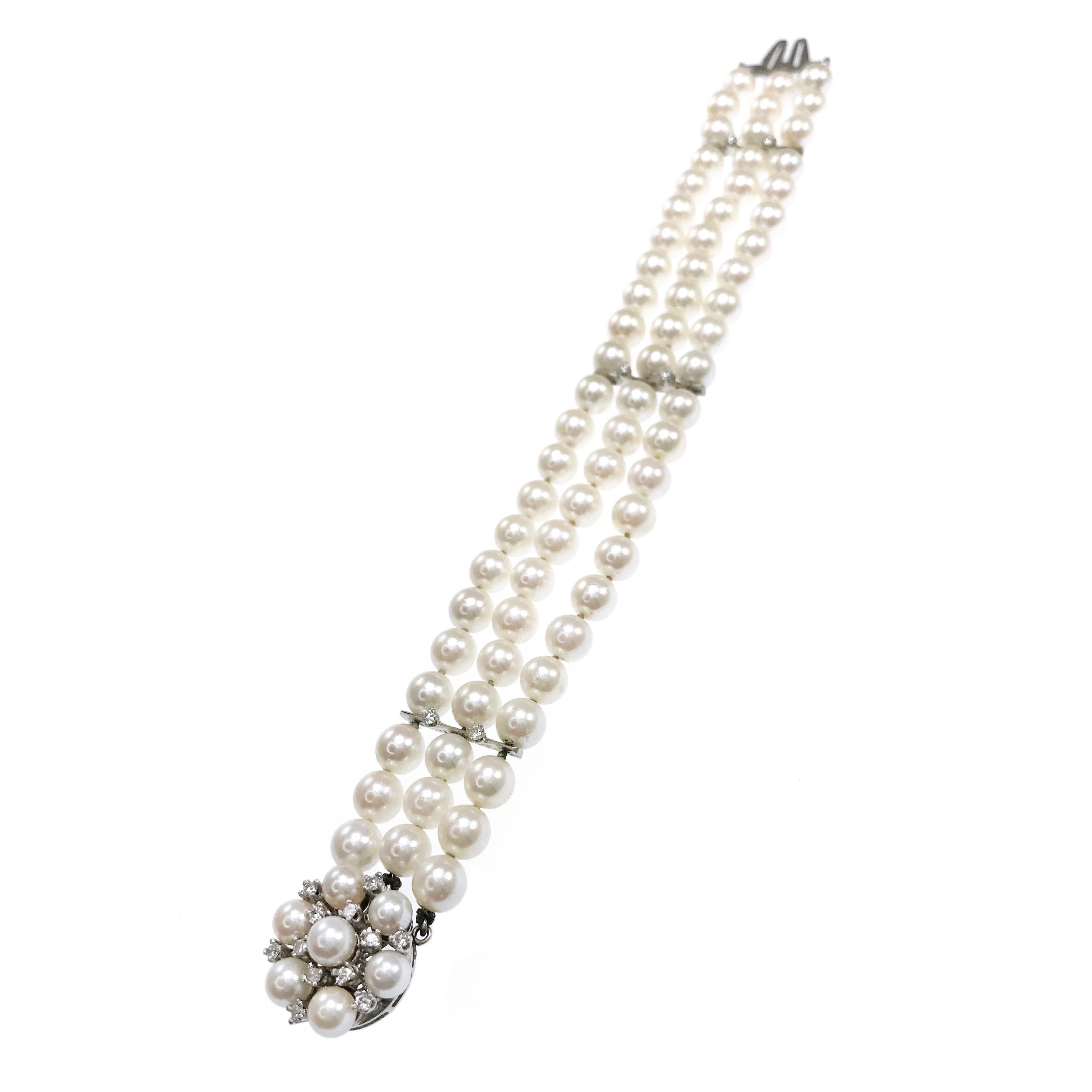 14 Karat Dreireihiges Perlen-Diamant-Armband. Zartes dreireihiges Perlenarmband mit diamantenen Akzenten. Sechsundsiebzig 6-mm-Perlen und achtzehn Diamanten. Dies ist ein schönes Stück, drei dünne Stäbe mit zierlichen Diamanten in Zackenfassung