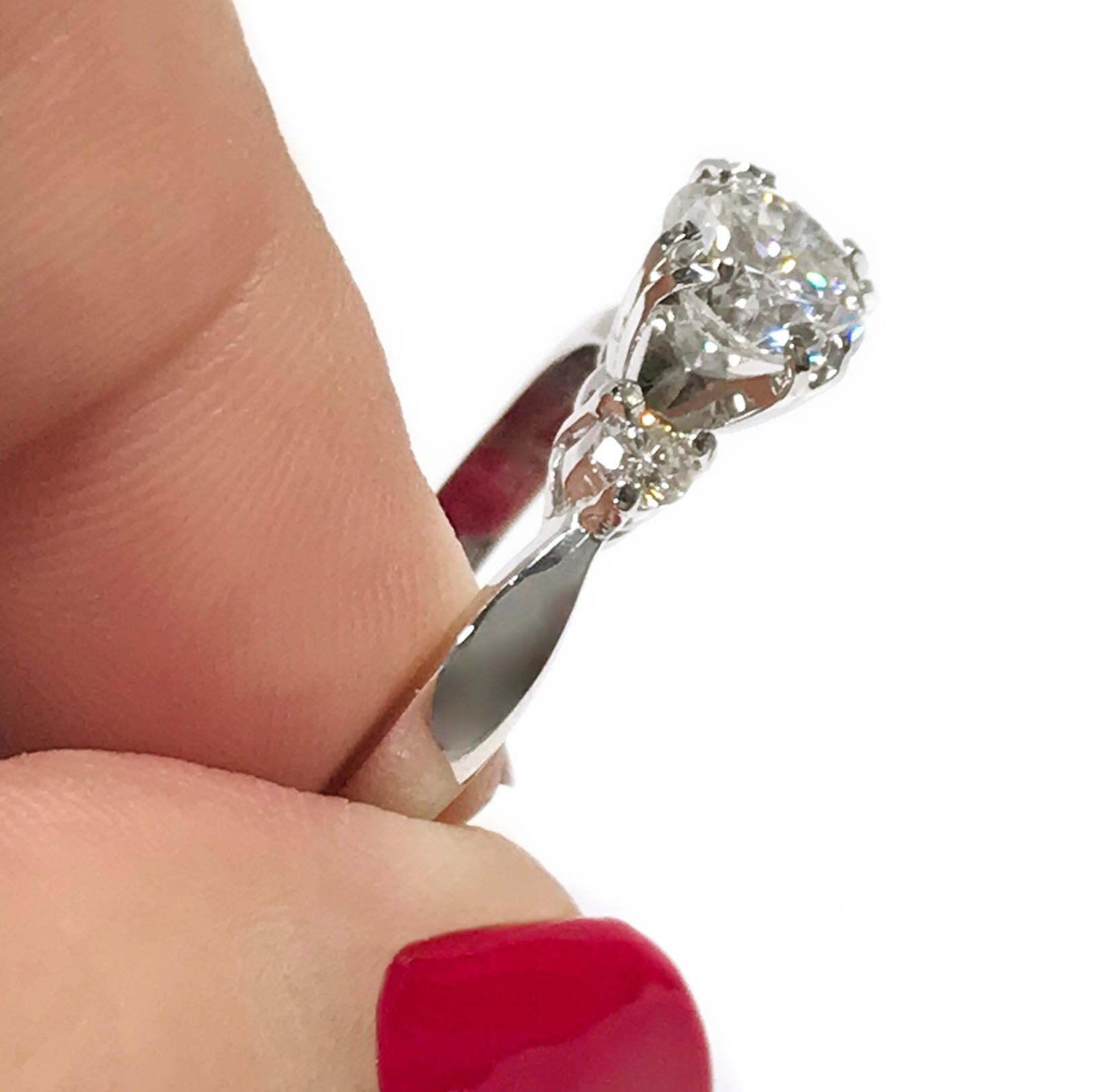 Bague à trois pierres en diamants de 14 carats, 1,27 carat poids total Bon état - En vente à Palm Desert, CA