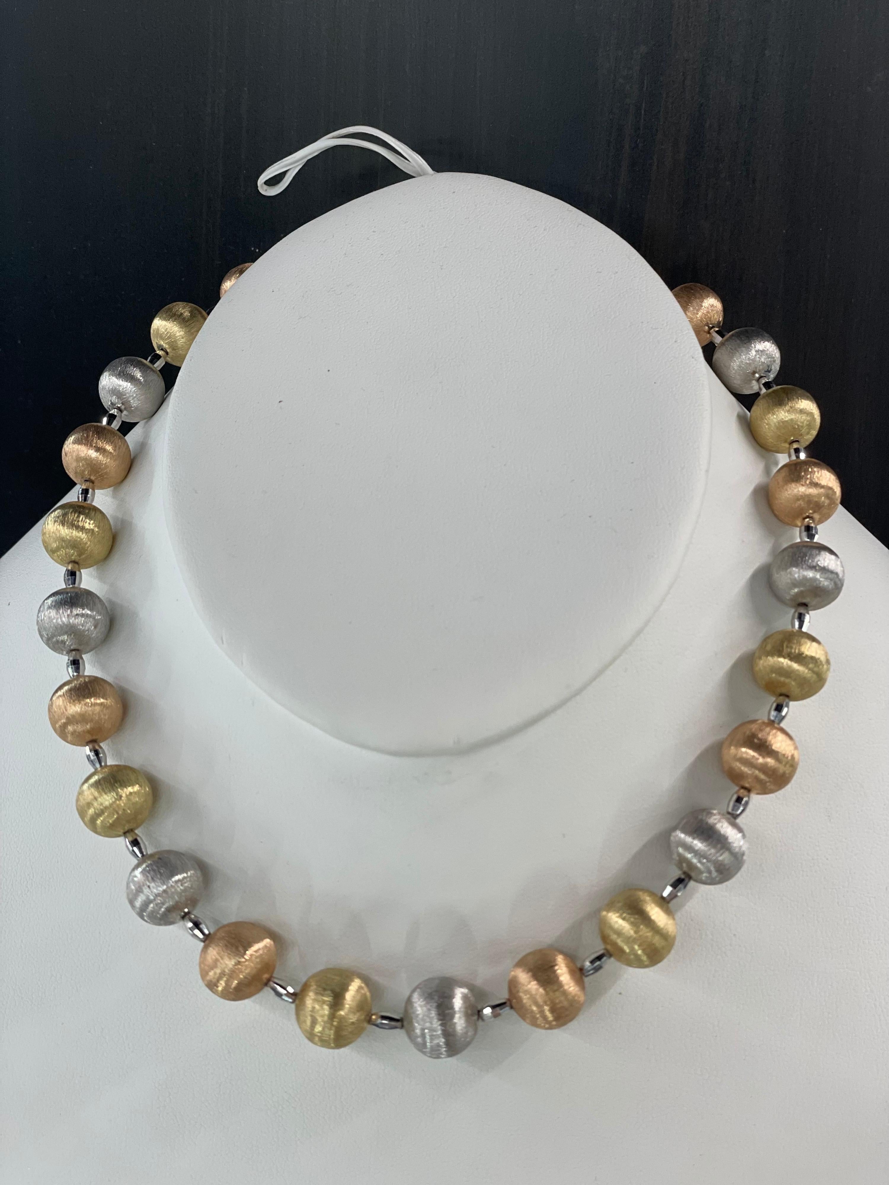 Contemporaneo Collana a sfere in oro 14 carati tricolore spazzolato 40 grammi in vendita