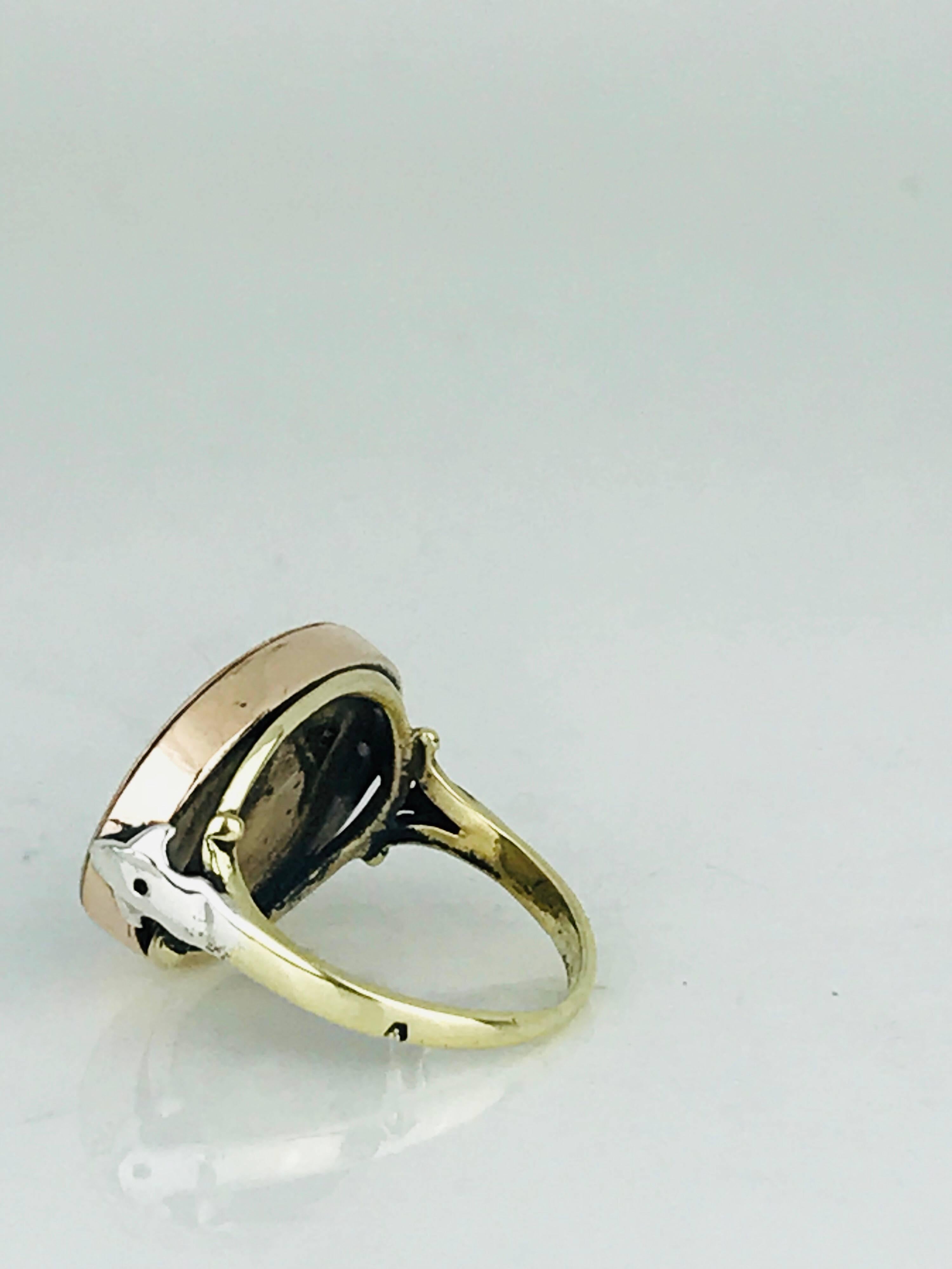 14 Karat Tri-Color Gold Ring, Intaglio Engraved, Oval Onyx Mythological Scene In Excellent Condition In Aliso Viejo, CA