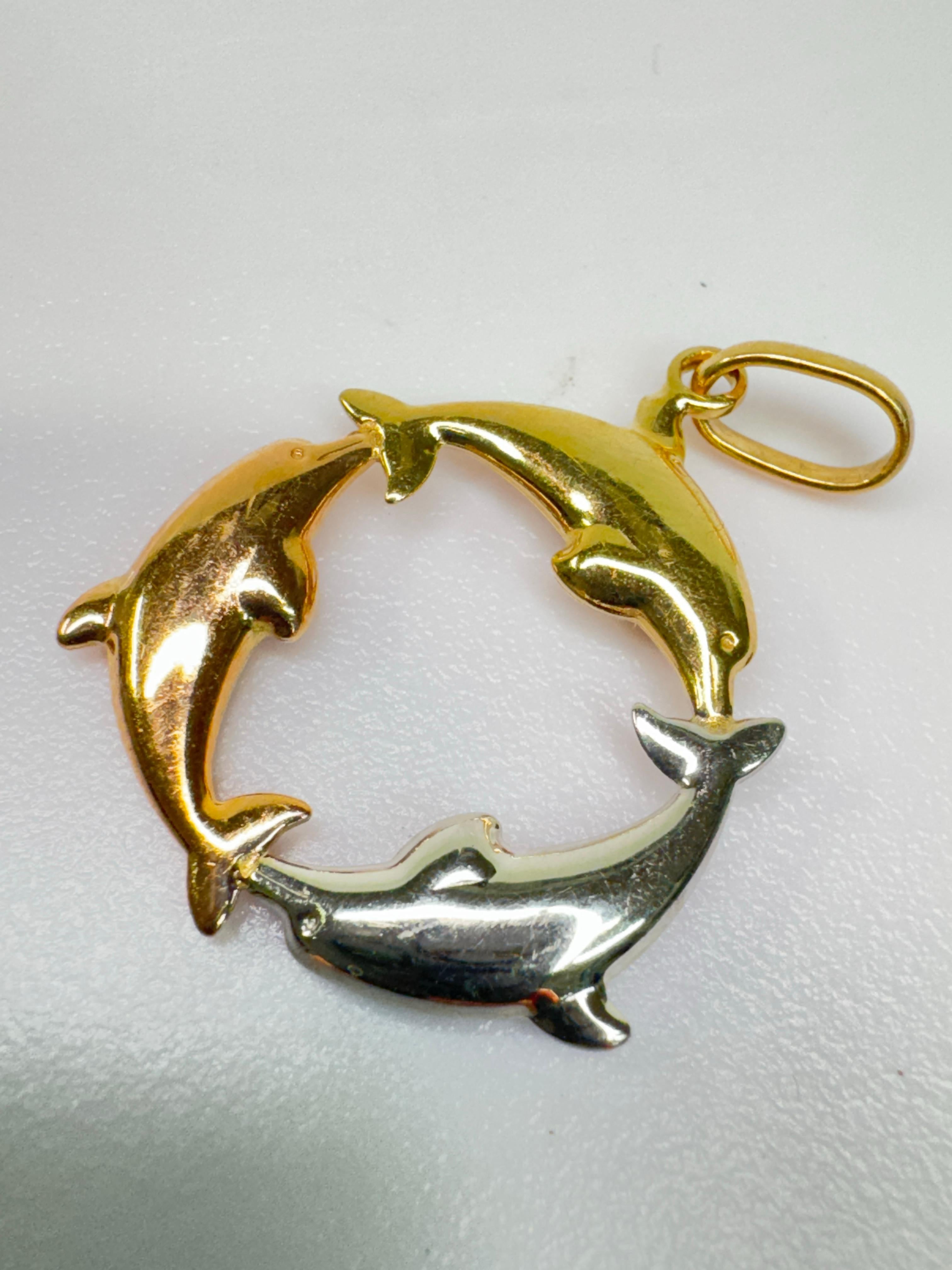 Ciondolo a forma di delfino in oro 14 carati in vendita 3