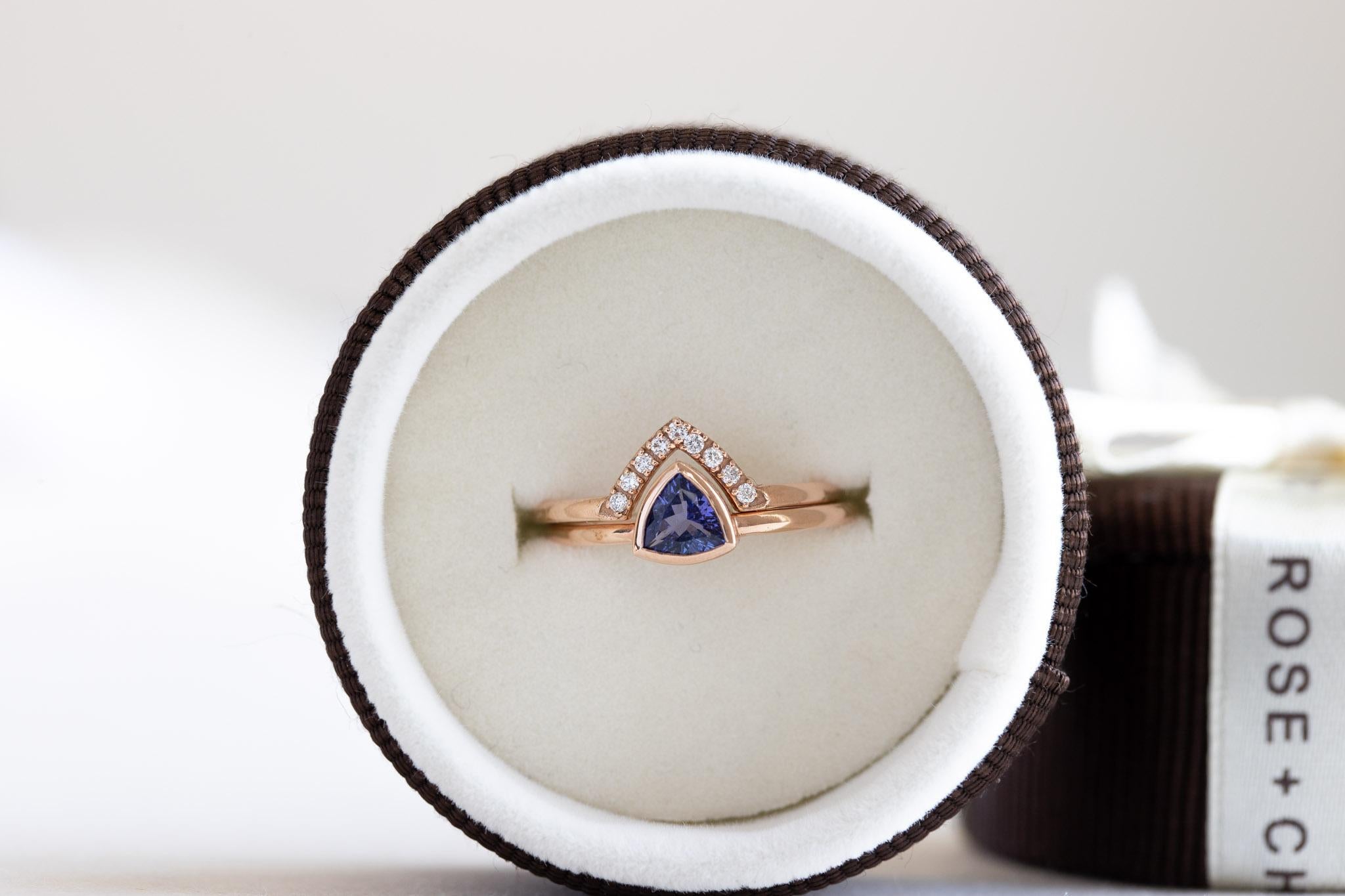 Bague en tanzanite naturelle taillée en trillion empilée avec une garde de diamants en chevron.
Jeu de deux anneaux
Poids de la pierre : 0,450 carat de tanzanite
or rose massif 14k entièrement poinçonné.
Taille de la pierre : tanzanite de 5mm X