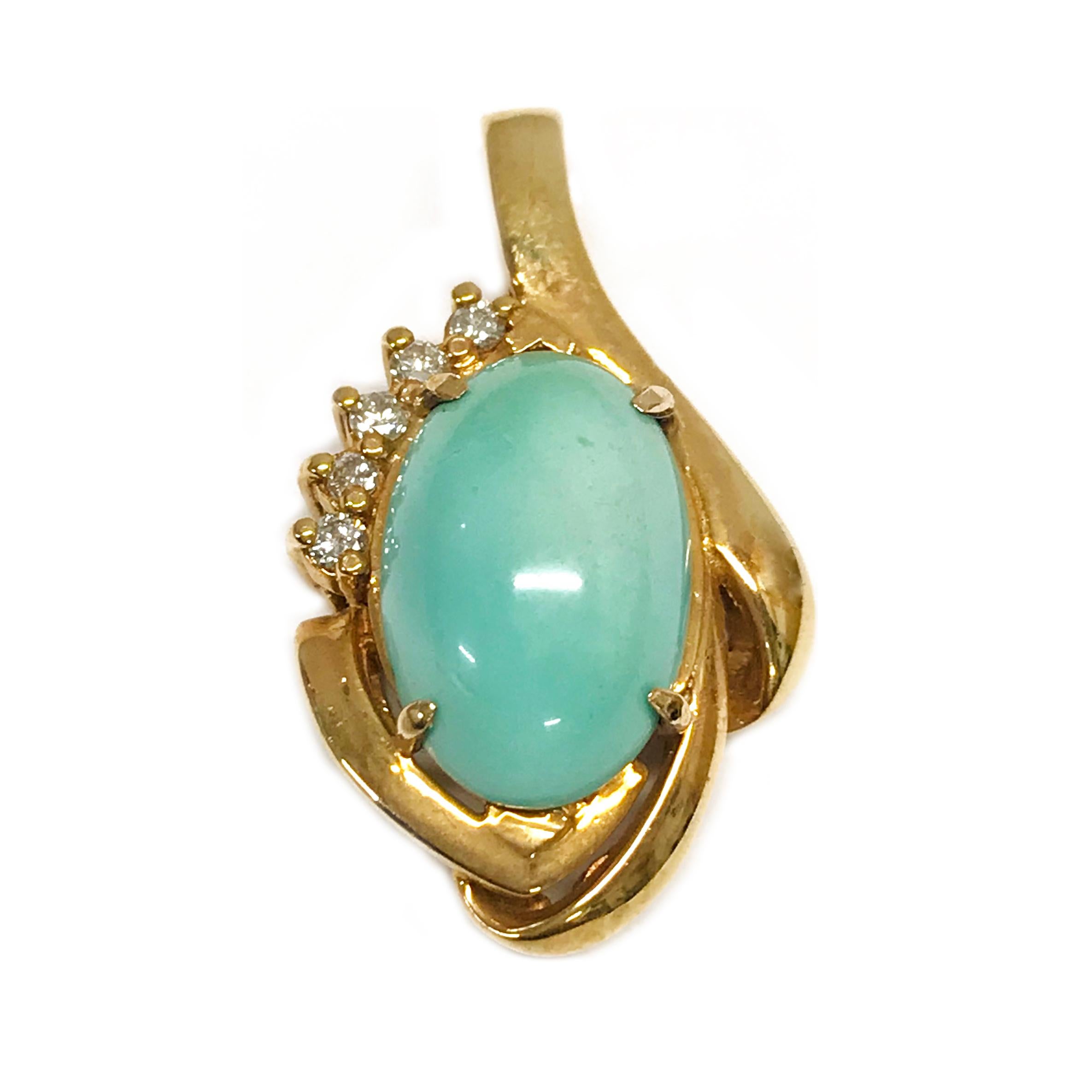 Questo elegante ciondolo in oro 14K mette in mostra un affascinante turchese ovale da 4,0 carati, incastonato per evidenziarne la vibrante tonalità. Cinque diamanti tondi brillanti accentuano un lato, aggiungendo un tocco di scintillio. I diamanti