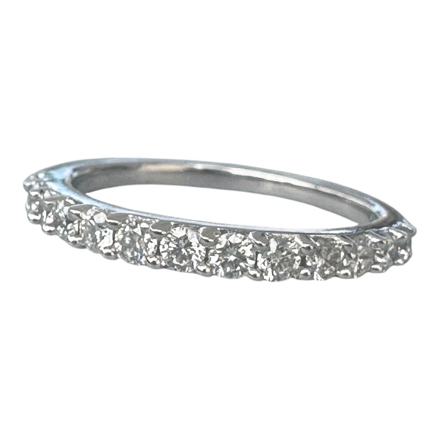 Diese beiden stapelbaren Diamantarmbänder sind mit 26 runden Brillanten von je 2,50 mm und insgesamt 1,30 Karat besetzt. Sie sind aus 14-karätigem Weißgold gefertigt und mit Platin rhodiniert. Sie funkeln umwerfend und sind bequem für Fingergröße 8.