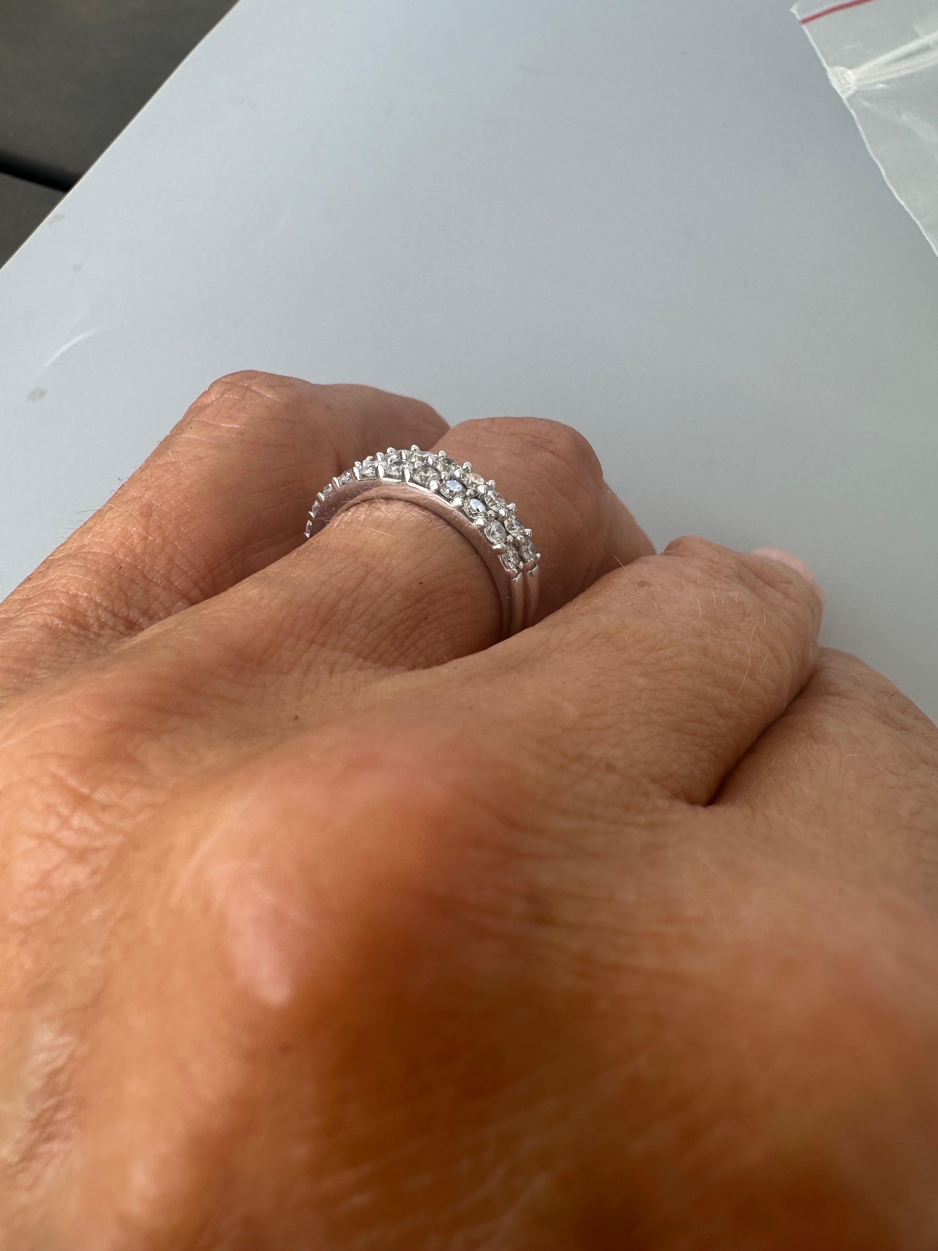 14 Karat Zwei zusammenpassende stapelbare Diamantbänder 1,50 Karat Gesamtgewicht im Zustand „Neu“ im Angebot in Laguna Hills, CA