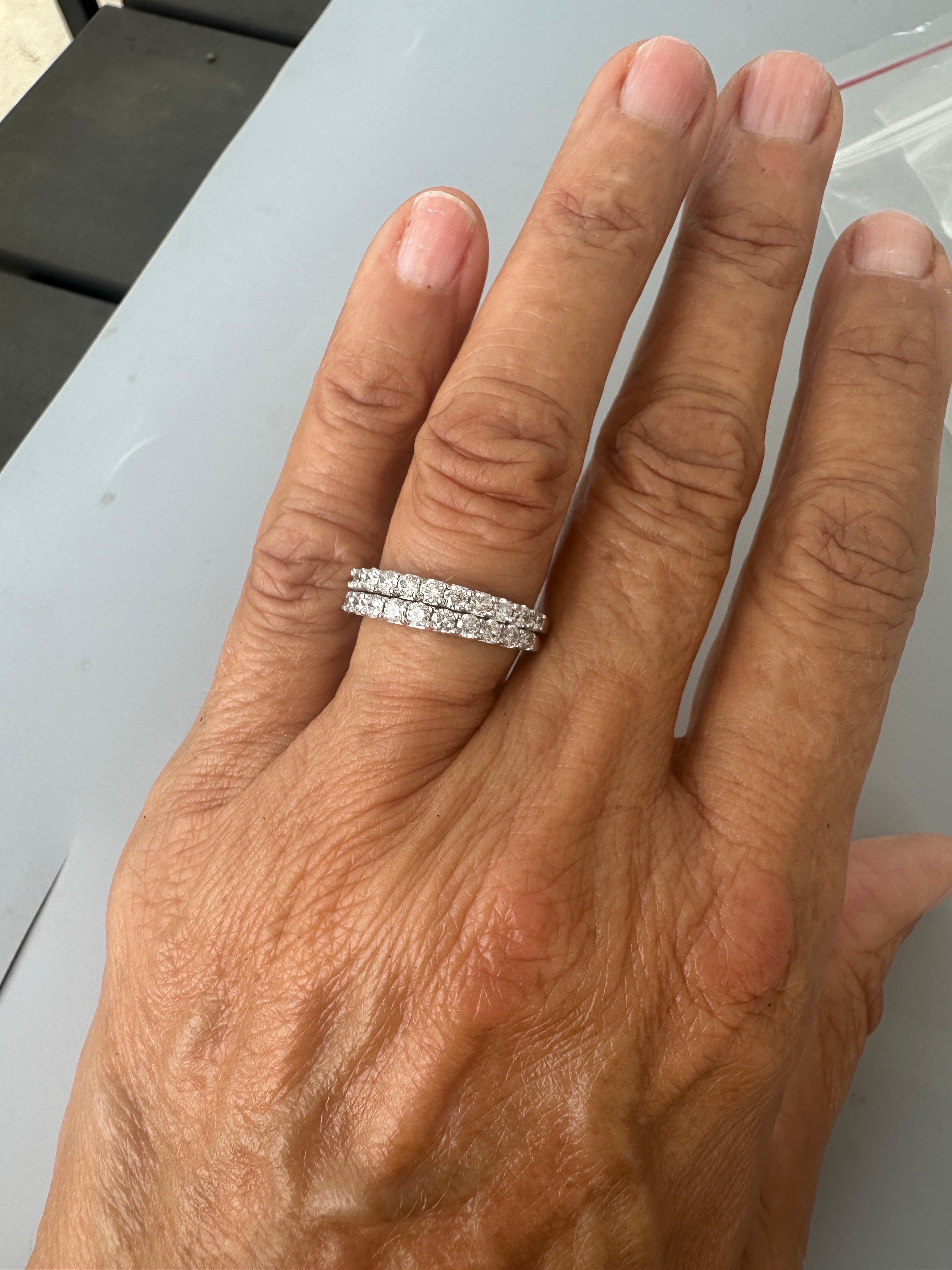 14 Karat Zwei zusammenpassende stapelbare Diamantbänder 1,50 Karat Gesamtgewicht für Damen oder Herren im Angebot