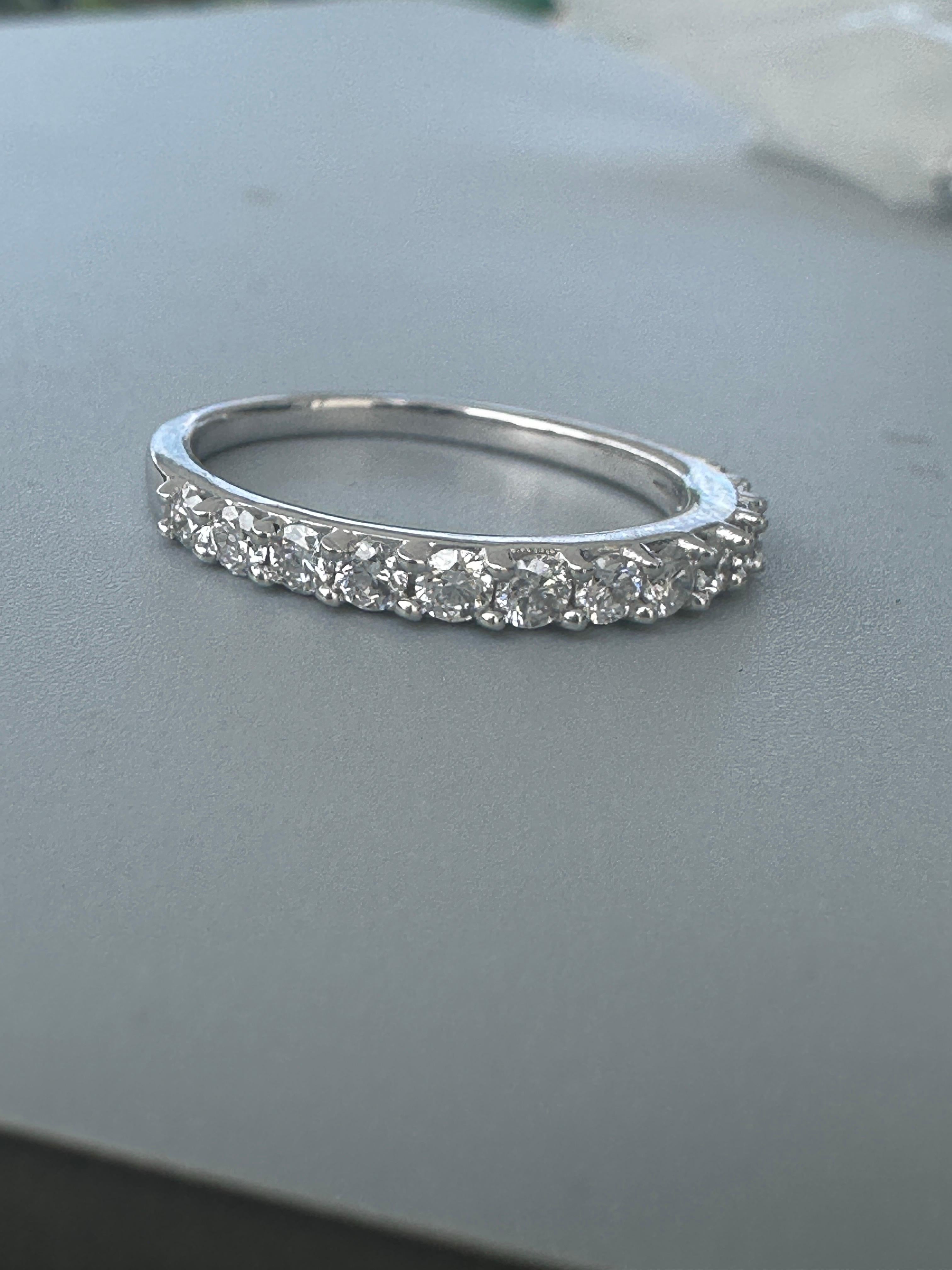 14 Karat Zwei zusammenpassende stapelbare Diamantbänder 1,50 Karat Gesamtgewicht im Angebot 3