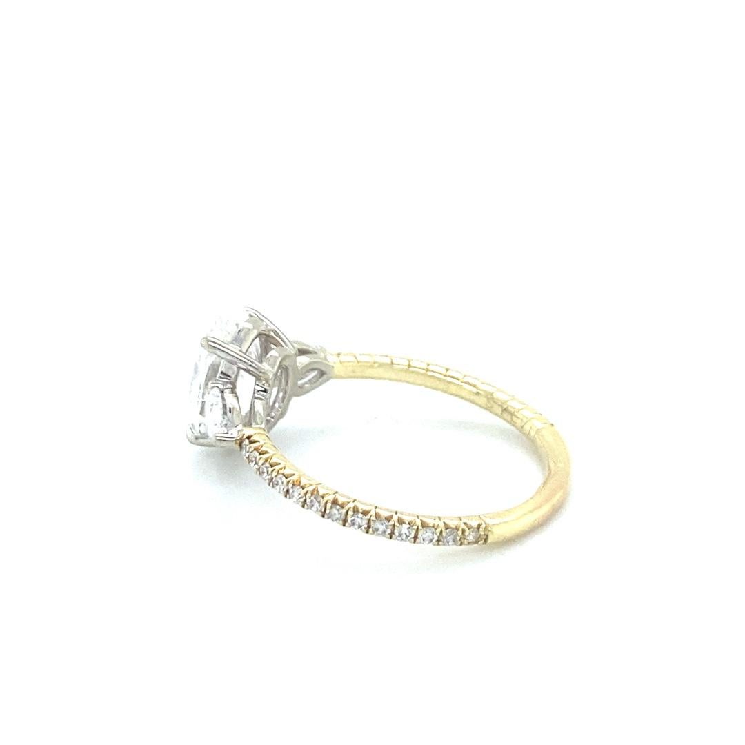 Verlobungsring aus 14 Karat zweifarbigem 1,70 Karat ovalem Diamanten mit drei Steinen (Ovalschliff) im Angebot