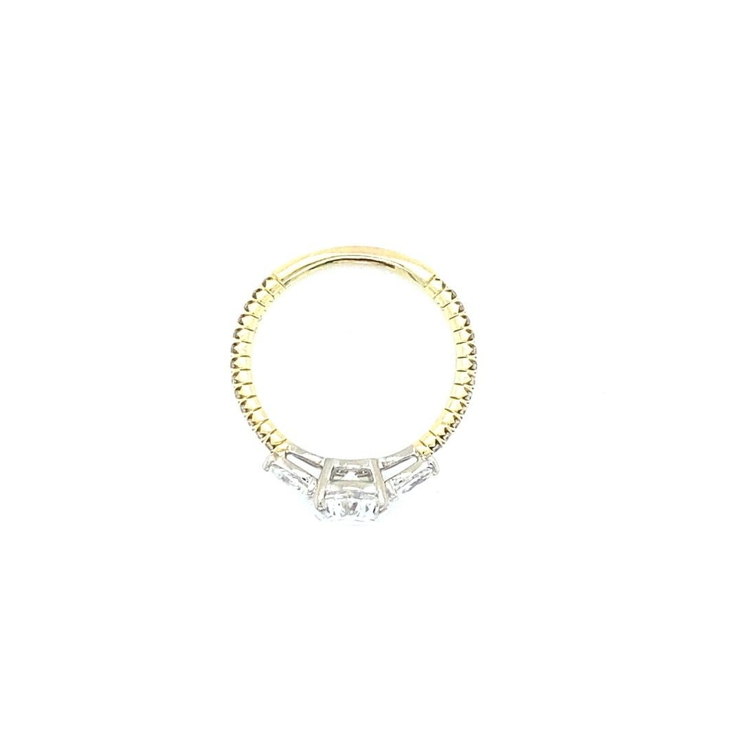 Verlobungsring aus 14 Karat zweifarbigem 1,70 Karat ovalem Diamanten mit drei Steinen im Zustand „Hervorragend“ im Angebot in Bossier City, LA