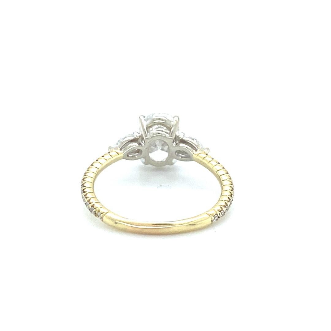 Verlobungsring aus 14 Karat zweifarbigem 1,70 Karat ovalem Diamanten mit drei Steinen für Damen oder Herren im Angebot