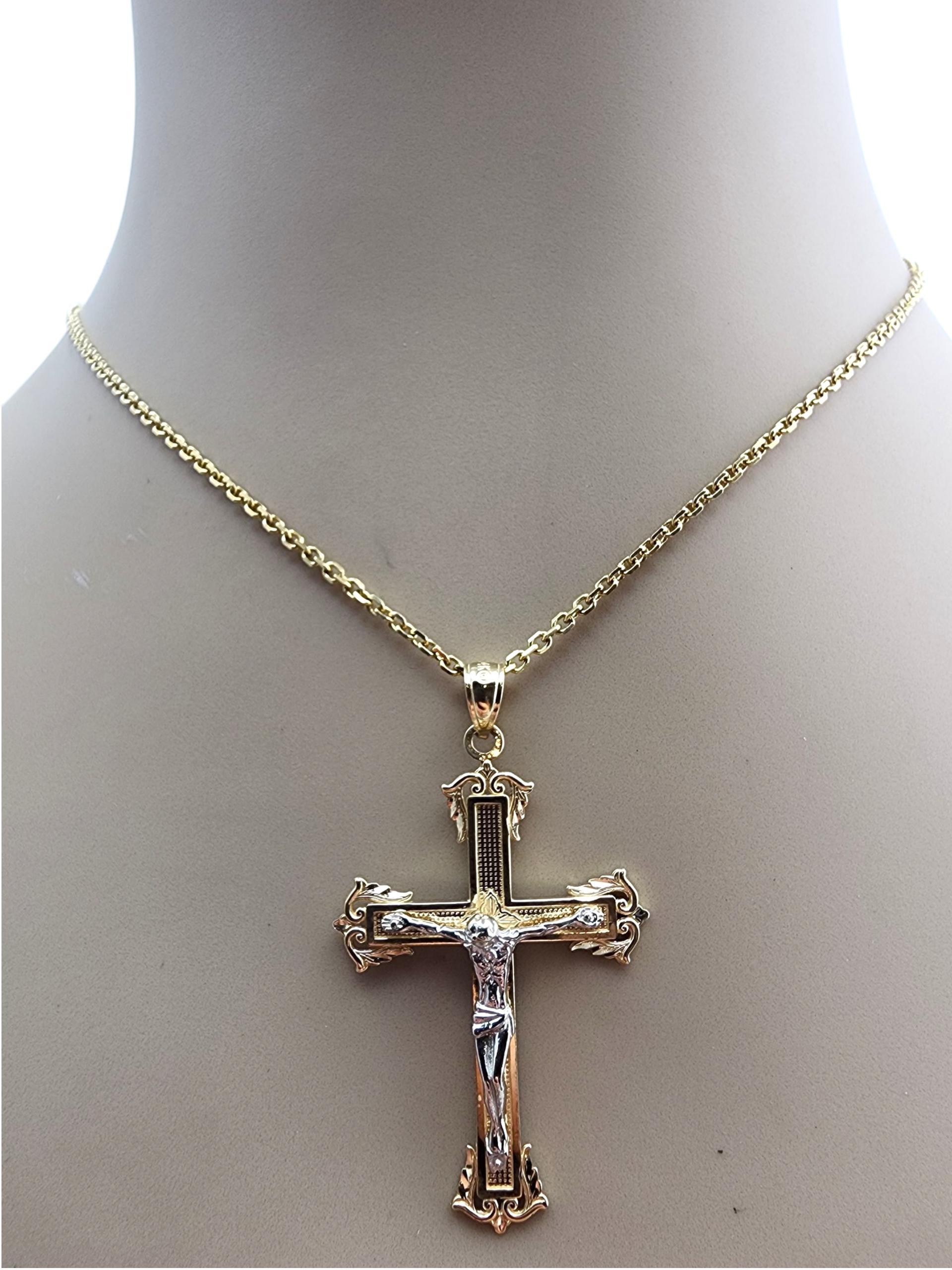 14 Karat zweifarbiger Kruzifix-Anhänger

Dieser zweifarbige 14-karätige Kruzifix-Anhänger zeichnet sich durch ein wunderschönes Design aus, das Gelb- und Weißgold kombiniert und so einen auffälligen Kontrast erzeugt. Die polierte Oberfläche und die