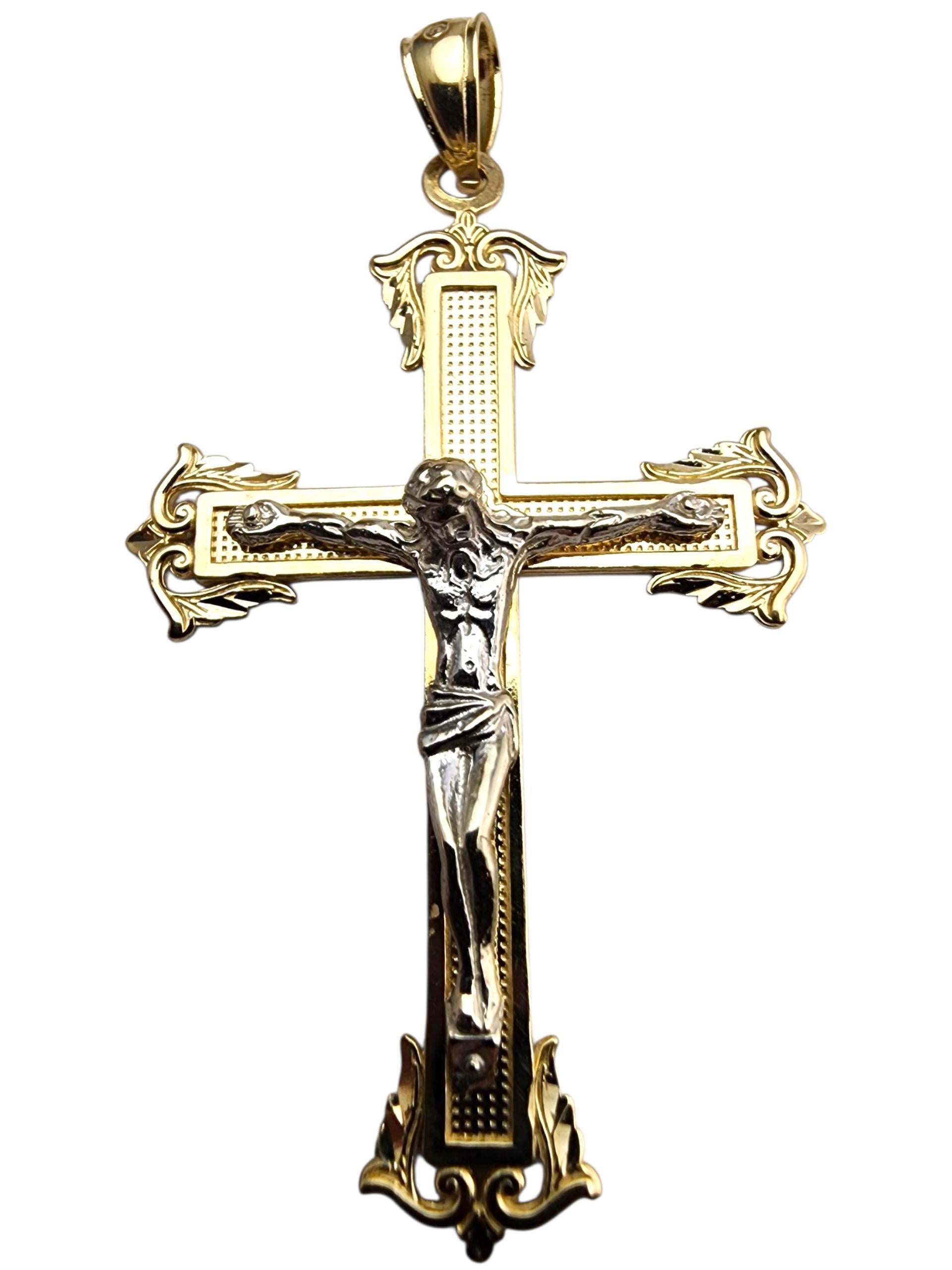 14 Karat zweifarbiger Kruzifix-Anhänger #23697 (Zeitgenössisch) im Angebot