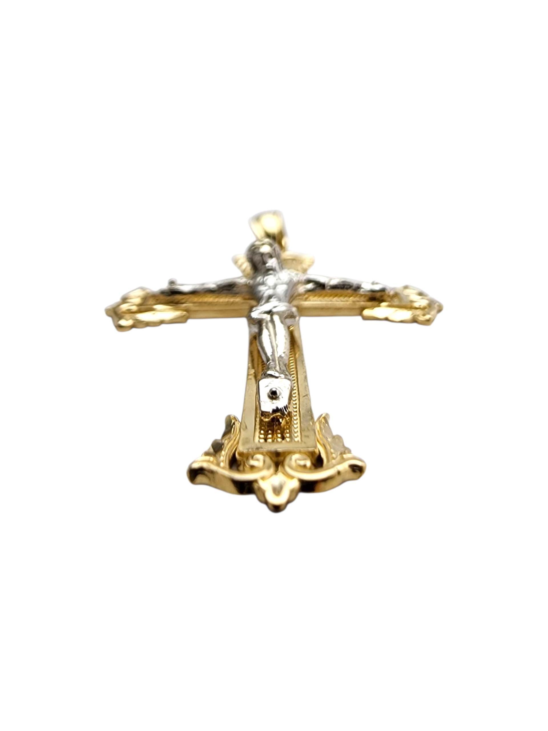 14 Karat zweifarbiger Kruzifix-Anhänger #23697 im Zustand „Gut“ im Angebot in Washington Depot, CT