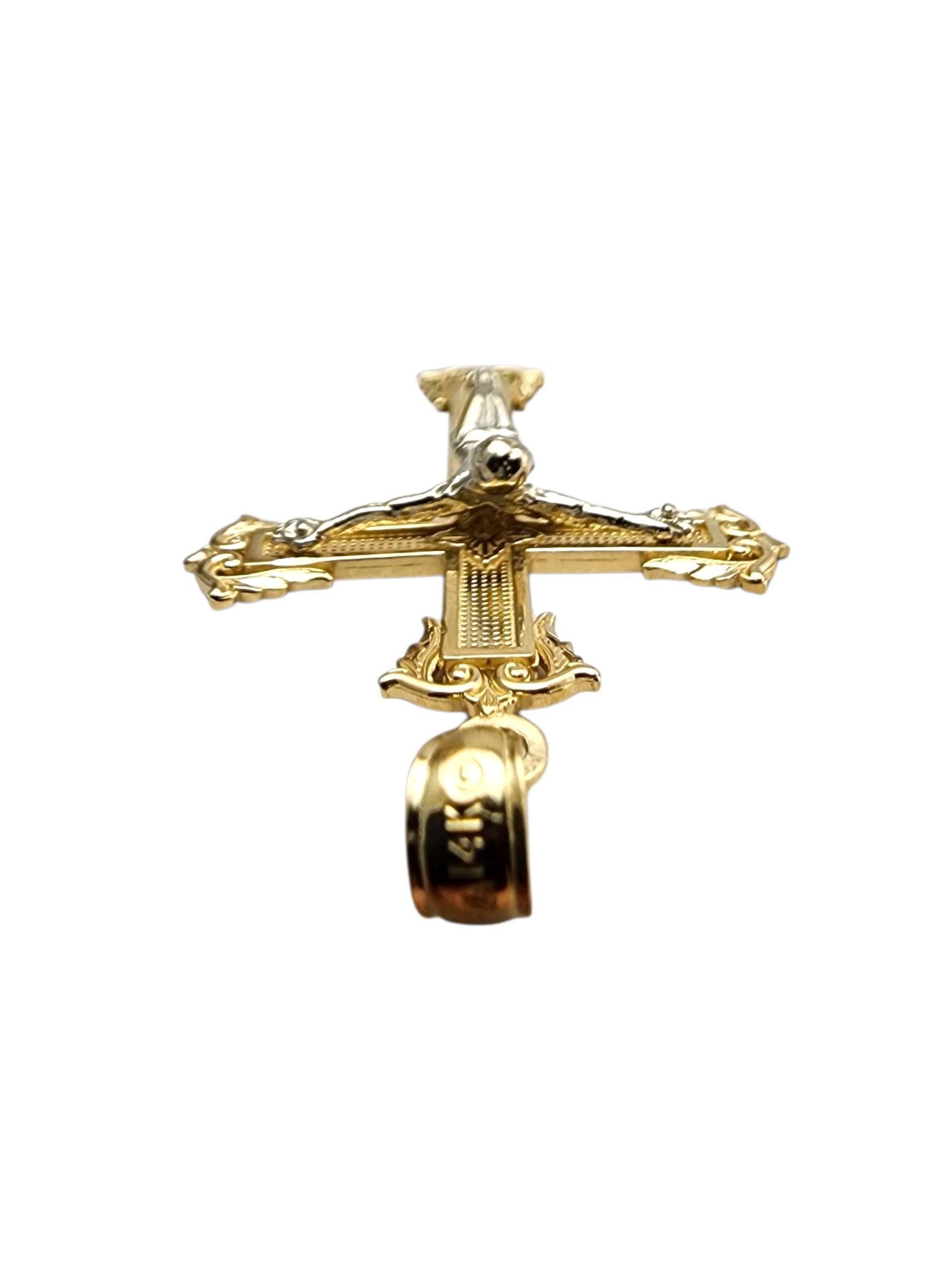 14 Karat zweifarbiger Kruzifix-Anhänger #23697 im Angebot 1