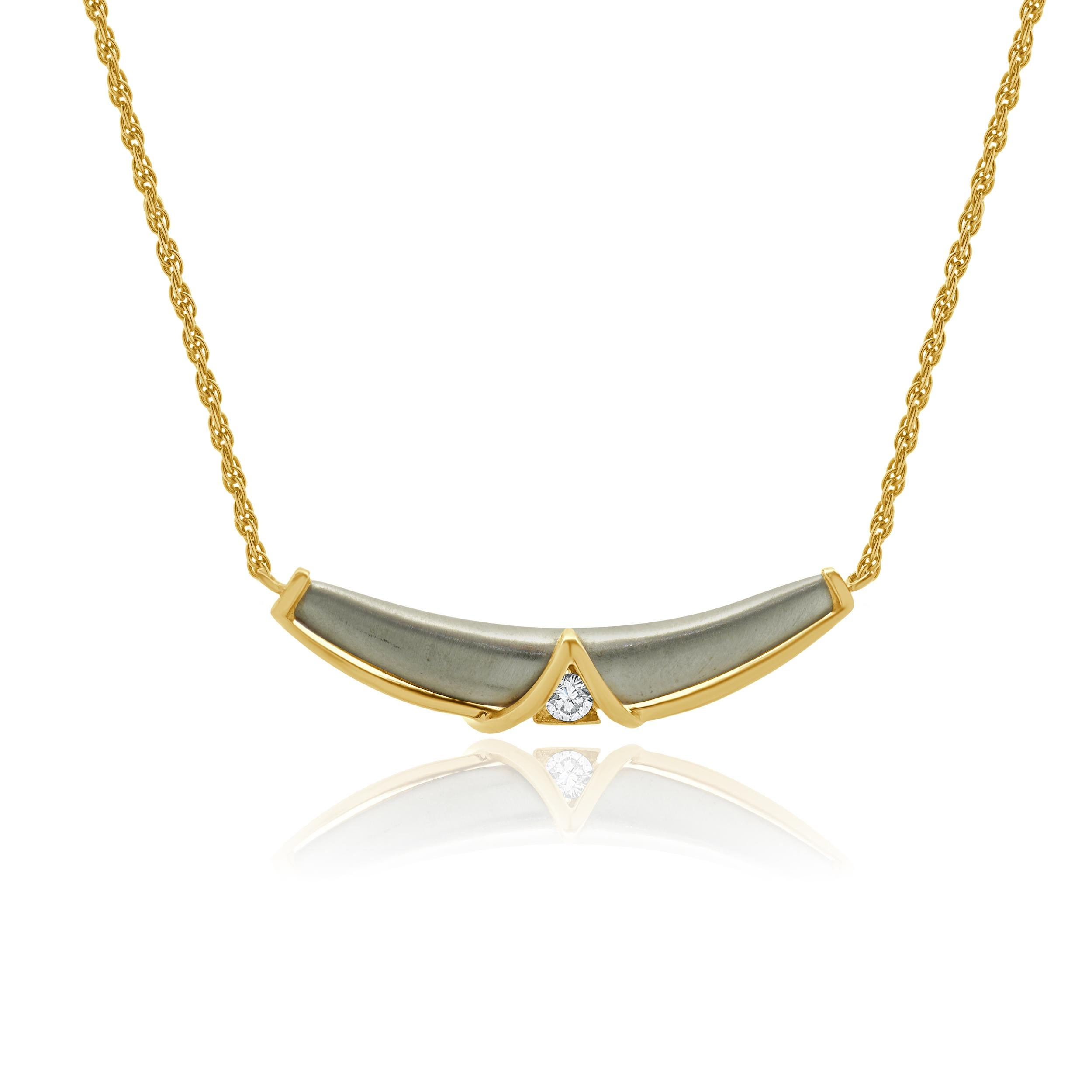 Designer: personalizzato
Materiale: Oro 14k bicolore
Lunghezza: la collana misura 17.25 pollici di lunghezza
Peso: 4,36 grammi