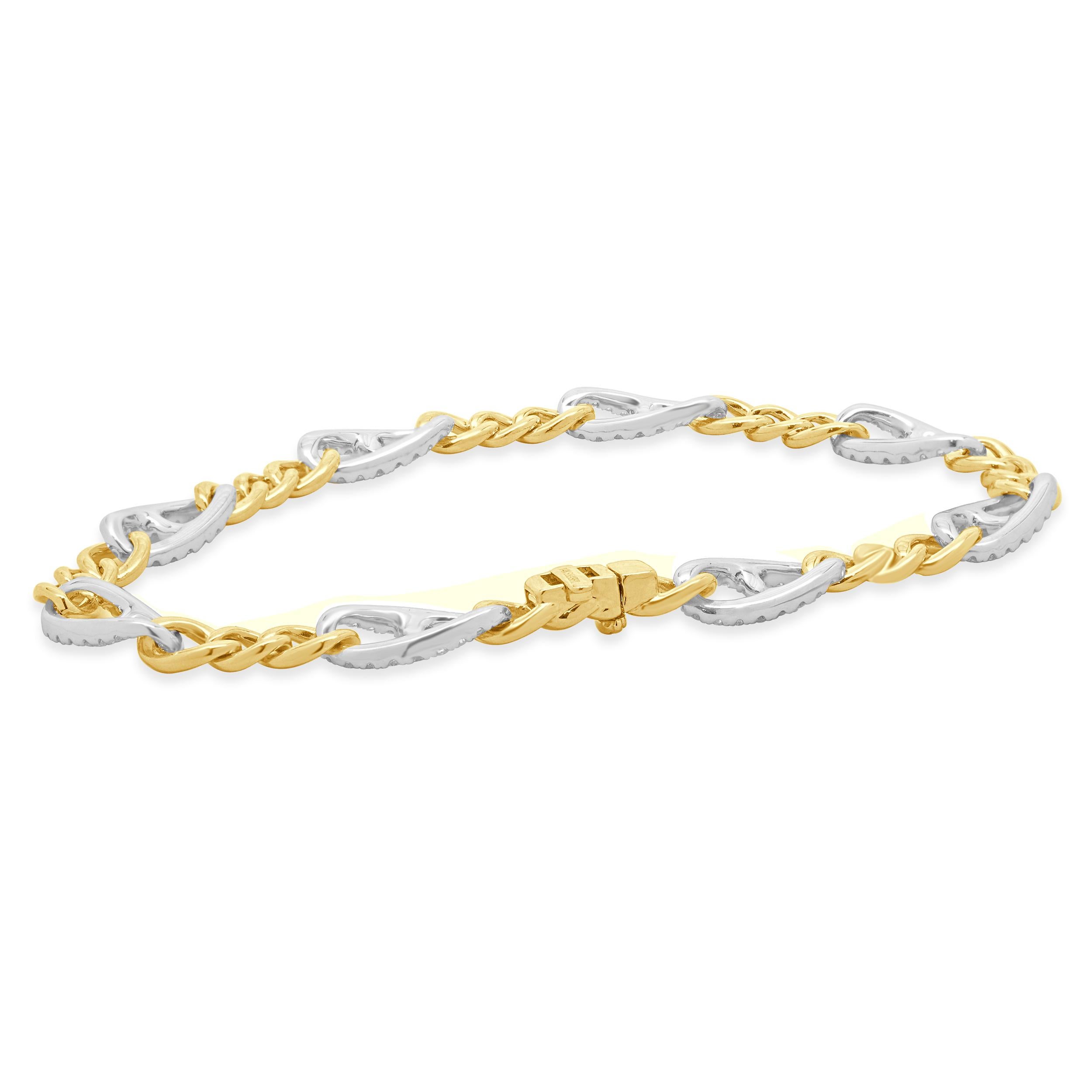 Designer : design personnalisé
MATERIAL : Or bicolore 14K
Diamant : taille ronde = 1,54cttw
Couleur : G
Clarté : SI1
Dimensions : le bracelet convient à un poignet de 6.0 pouces maximum.
Poids : 12.10 grammes
