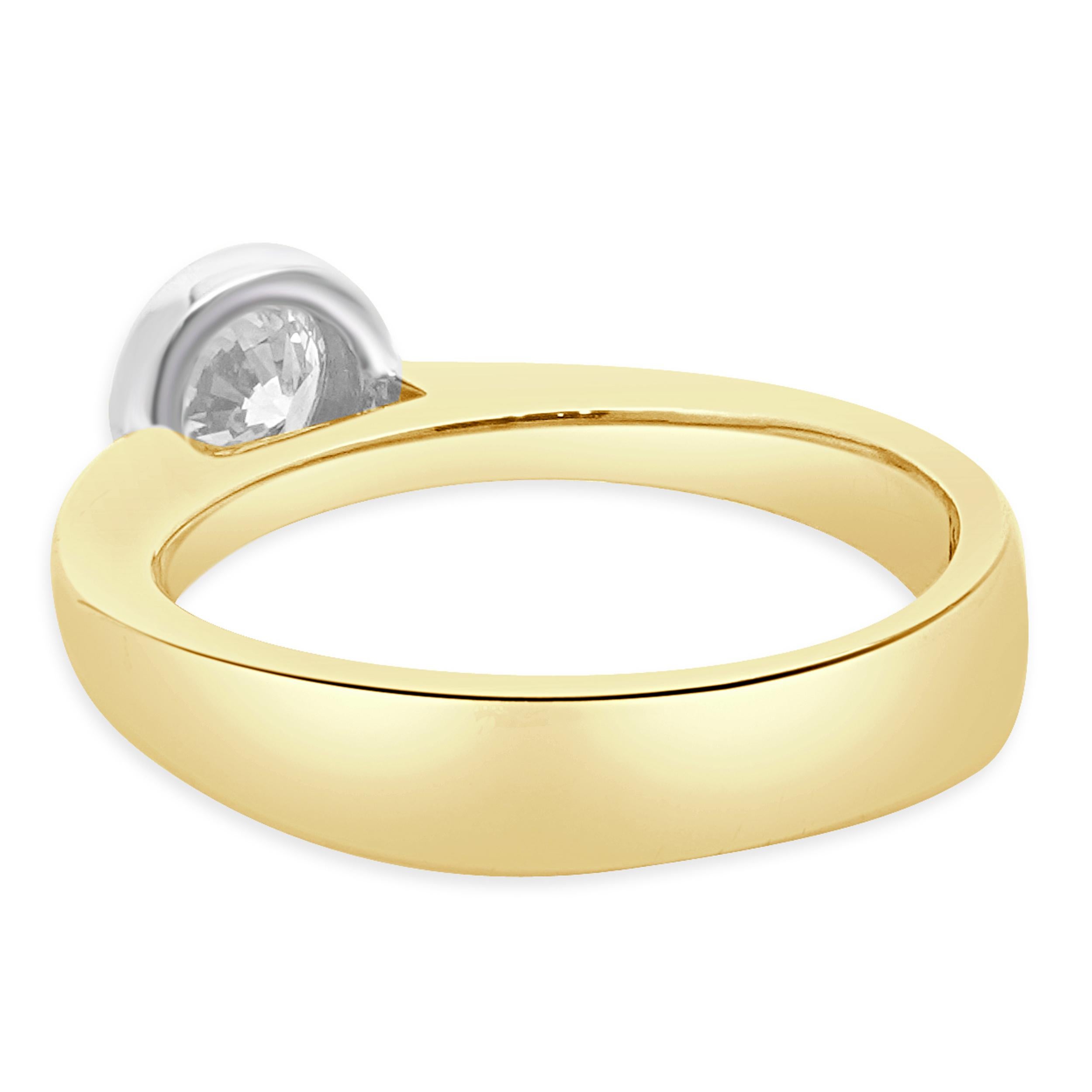 Taille ronde 14 Karat Two Tone Diamond Solitaire Engagement Ring (bague de fiançailles solitaire à diamant) en vente