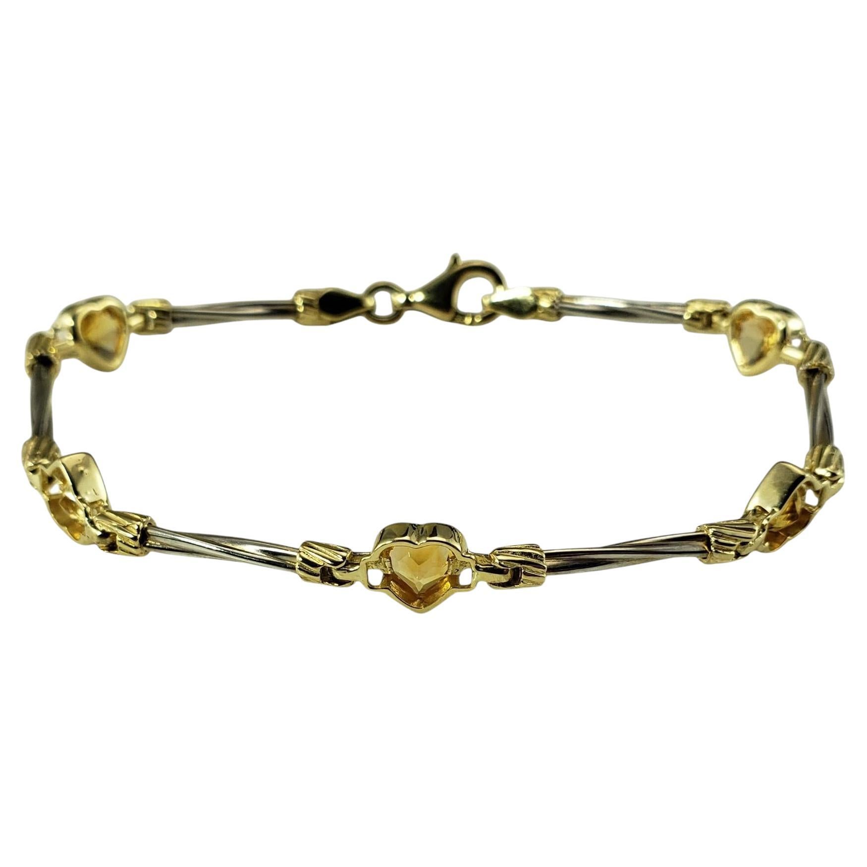 14K zweifarbiges Gold und Citrin Herz-Armband-

Dieses hübsche Armband besteht aus fünf herzförmigen Citrin-Steinen, die auf einem wunderschön detaillierten Armband aus 14 Karat Weiß- und Gelbgold gefasst sind. Breite: 6,75 mm.

Größe: 6,75