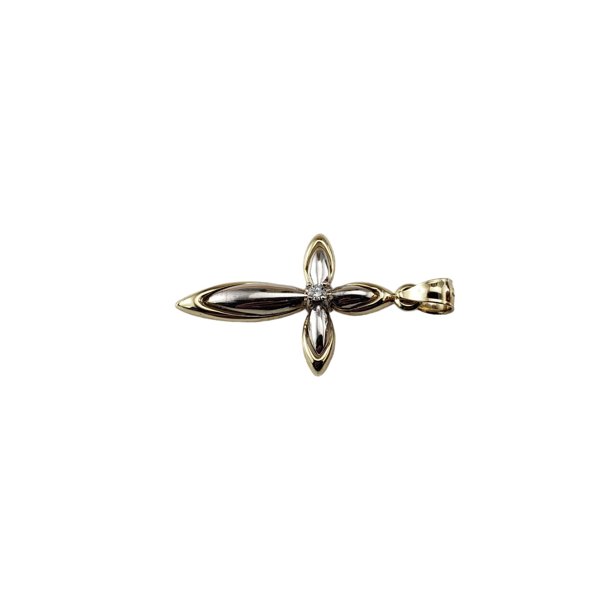 Pendentif croix en or bicolore 14 carats et diamant-

Ce charmant pendentif en forme de croix est orné d'un diamant rond de taille brillant serti dans de l'or jaune et blanc 14K classique.

Poids total approximatif des diamants : 02 ct.

Couleur du